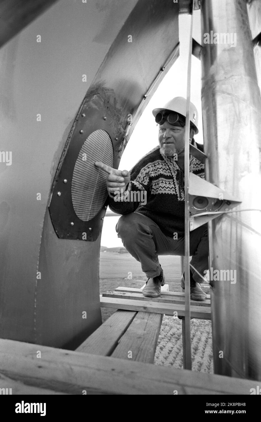 Skjeberg juillet 1968 artiste Arnold Haukeland pendant le travail de voyage et la seule sculpture audio au monde, à Skjeberg. La sculpture a intégré des haut-parleurs et des cellules photoélectriques qui, sous l'influence de la lumière, déclenchent la musique d'Arne Nordheim. Devise : de l'obscurité à la lumière va toujours un chemin. Photo: Ivar Aaserud / courant / NTB Banque D'Images