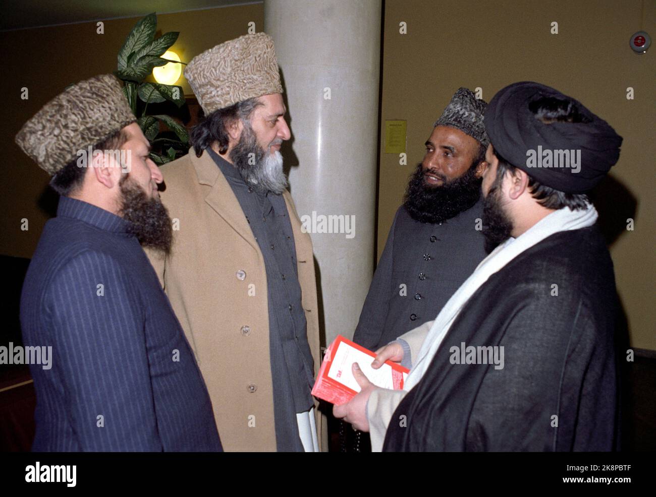 Oslo 19890309: Les dirigeants du Conseil de défense islamique en Norvège au tribunal municipal d'Oslo lors de l'audience préparatoire à propos du fait que les musulmans norvégiens ont poursuivi le directeur de l'édition William Nygaard, l'éditeur d'Aschehoug et le club de livres New books for violations of the Blasfemiparagrafen p.g.a. Le livre de Salman Rushdie 'Satanic versets' sera publié en norvégien. Photo: Knut Nedrås NTB / NTB Banque D'Images