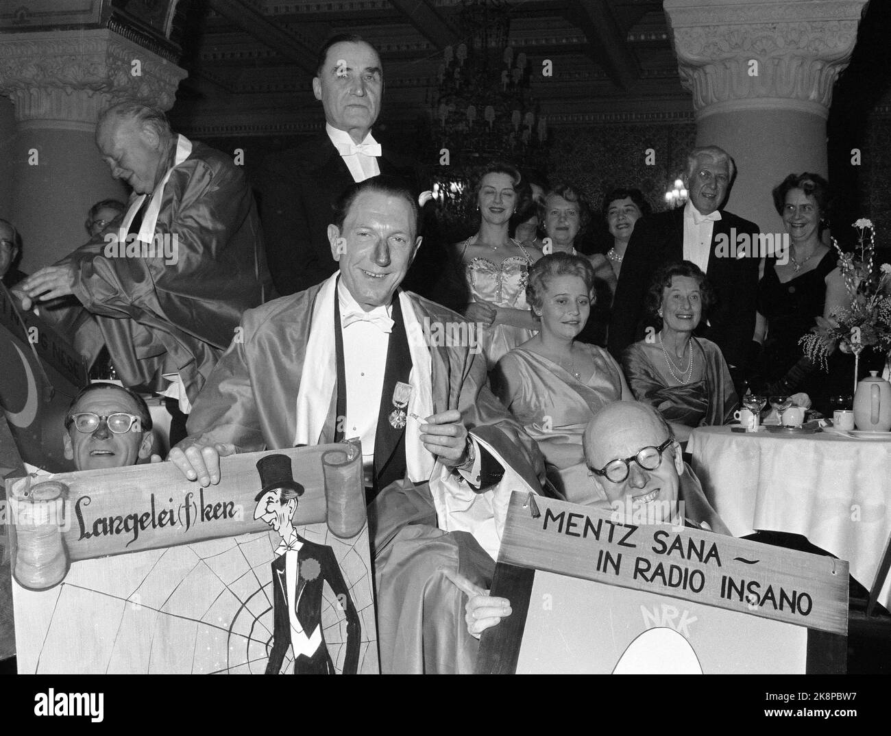 Oslo décembre 1960. L'Association des artistes célèbre son anniversaire de 100th et honore les membres méritées avec l'ordre Purpurnæse. Toute personne qui reçoit ce prix honorable reçoit son nez peint en rouge, et un blason avec un titre convenable qui plus tard est accroché au restaurant de l'artiste Blom. Voici quelques-uns des nouveaux membres moulés: De V: Leif ajuster avec son bouclier et le titre Langelei (f) Ken, et NRK co-travailleur Mentz Schulerud avec le diable 'menz Sana à radio Sano' photo: Børretzen / courant / NTB Banque D'Images