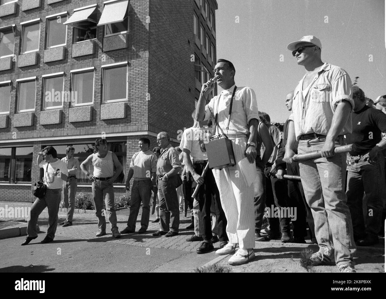 Brumunddal 19910831. Chef de la Norvège contre l'immigration (NMI) et ancien chef de l'action populaire contre l'immigration (FMI), Arne Myrdal, lors d'une manifestation de sympathisants à Brumunddal. Les antiracistes de Blitz et de la plupart des partis politiques ont été autorisés à organiser une contre-manifestation, et ont ensuite été attaqués par les hommes de Myrdal. La photo montre Arne Myrdal pendant la réunion, avec une remorque avec club. NTB archive photo Morten Hvaal / NTB Banque D'Images