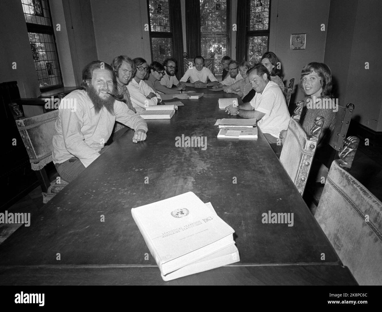 Oslo 10.07.1973. Institut de recherche sur la paix Tidemandsgate 28. Réunion. De v. autour de la table: 1. John Shippee 2. Lillefjær écrou 3. Sémite de Helge 4. Non identifié 5. Kjell Skjelsbæk 6. Roar Fjeldheim (90 pour cent pour sûr) 7. Erik Ivås 8. Unny terrain d'été 9. Non identifié 10. Marek thée 11. Modgunn Heilmann (90 pour cent pour sûr) la photo a été prise à Tidemandsgt. Au cours de la période 73-74. Probablement 1973, affirme Nils Petter Gleditsch. John Shippee était un scientifique invité, la plupart d'autres étaient associés à PRIO soit comme chercheurs, assistants et personnel de bureau photo: OLE Christiansen / NTB / NTB Banque D'Images