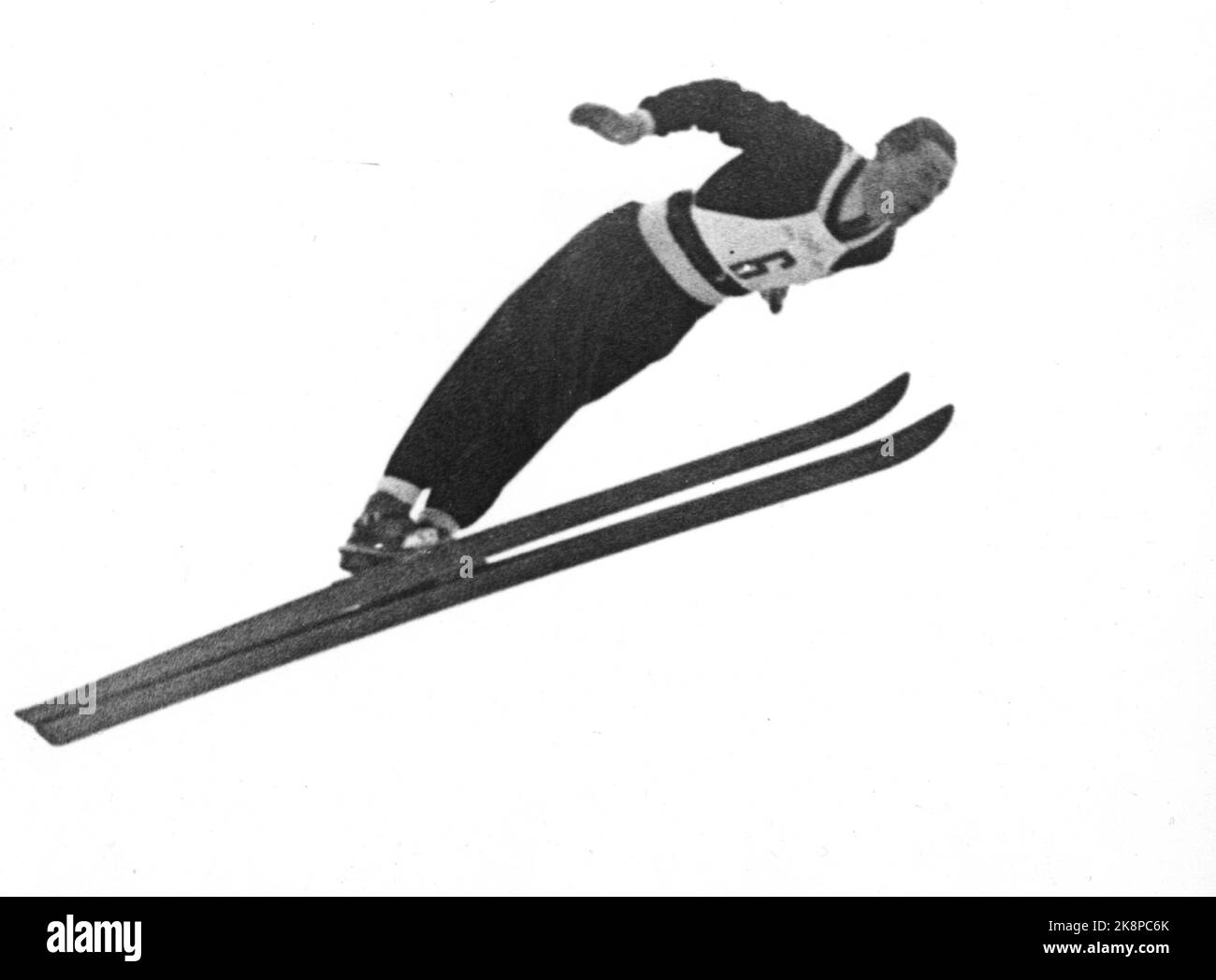 Jeux olympiques d'Oslo 1952. Sautez en pente normale, à Holmenkollbakken. Sauts en vol stationnaire : Arnfinn Bergmann en action. Il a reçu une médaille d'or. Photo: NTB / Archive Banque D'Images