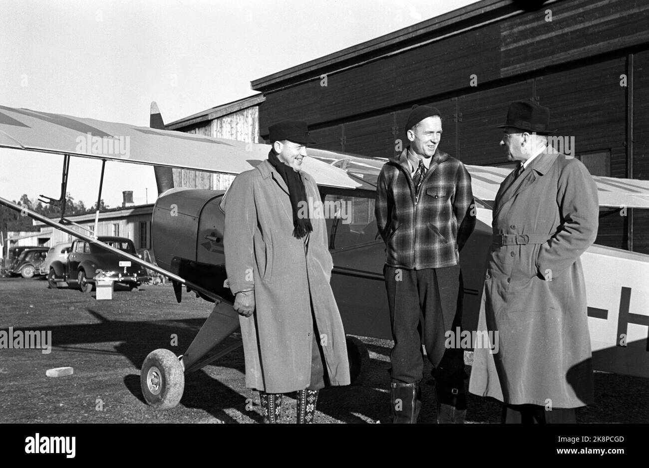 Oslo 19461109. L'avion de National Aid photographié à Fornebu. L'aide nationale était le terme habituel pour une institution en Norvège qui pendant la guerre de 1940-45 et pendant les premières années d'après-guerre de collecte et de distribution de l'aide à la partie lésée, etc. (Autre texte/nom manquant.) Photo de la NTB : H.A. / NTB Banque D'Images