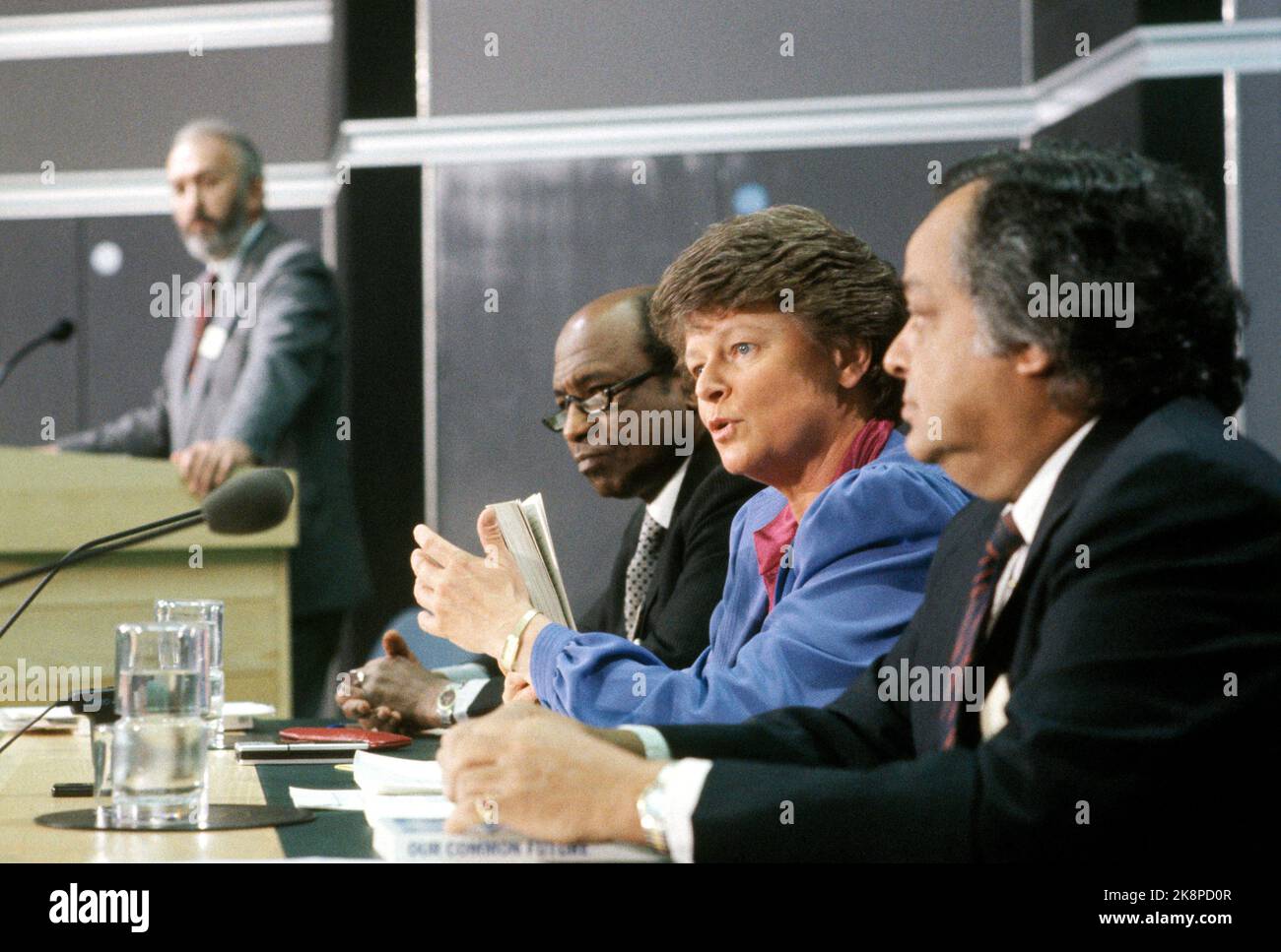 Londres, Royaume-Uni 19870427. Le Premier ministre Gro Harlem Brundtland présente le rapport environnemental « notre avenir commun » de la Commission Brundtland pour l'environnement et le développement. Photo Henrik Laurvik / NTB Banque D'Images