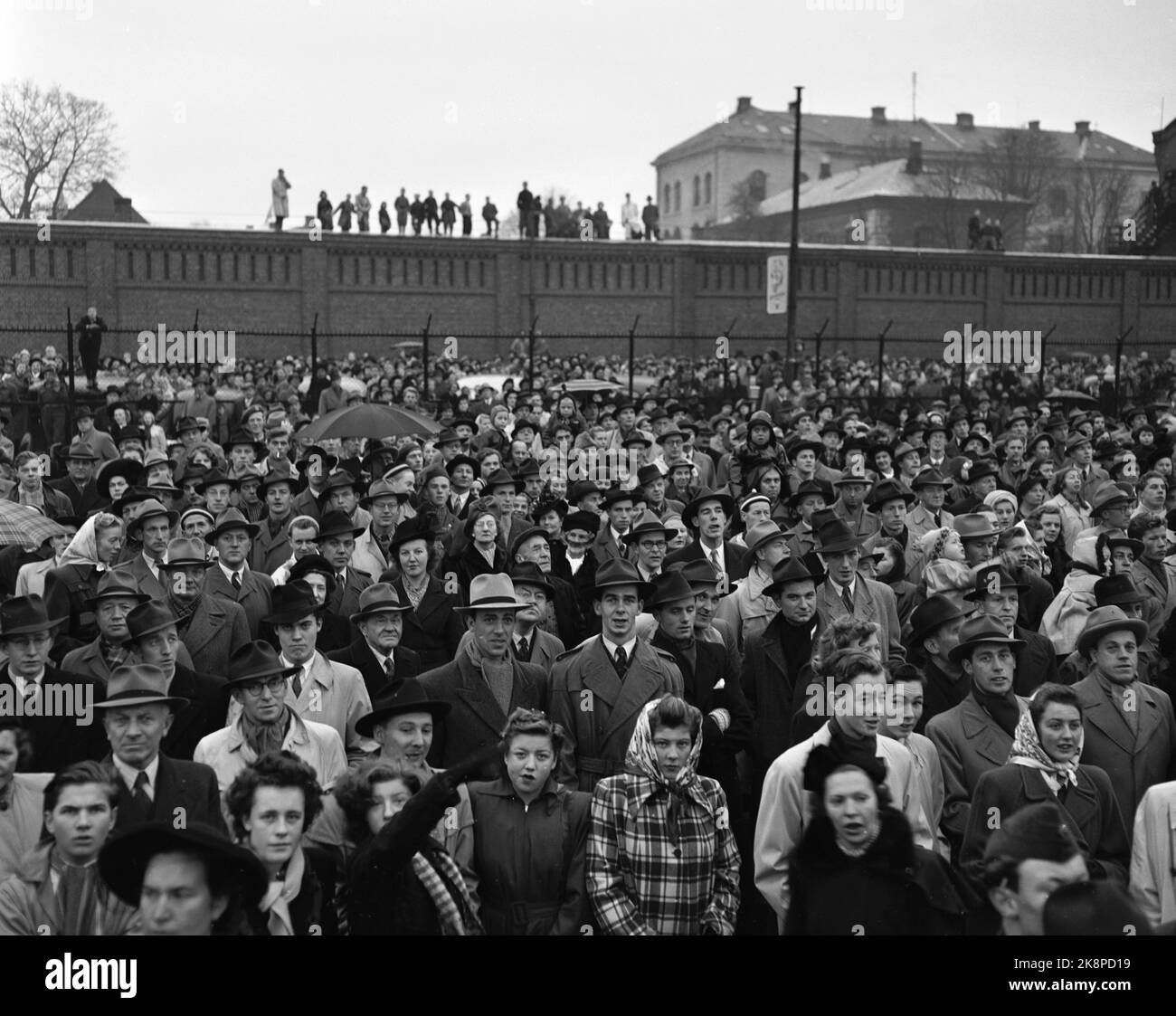 Oslo. Dimanche, 13 novembre 1949. Le bateau à passagers 'Oslofjord' arrive pour la première fois. Voici le public qui attend de voir le nouveau navire. Photo ; actuelle / NTB Banque D'Images Oslo. Dimanche, 13 novembre 1949. Le bateau à passagers 'Oslofjord' arrive pour la première fois. Voici le public qui attend de voir le nouveau navire. Photo ; actuelle / NTB Banque D'Images
