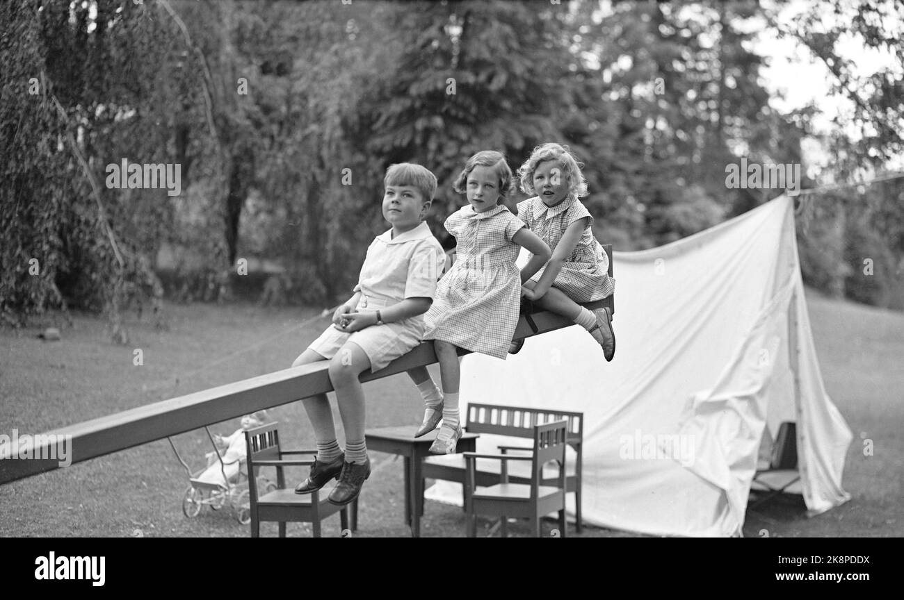 Skaugum juin 1937. La princesse Ragnhild (au milieu) et la princesse Astrid jouent dans le jardin de Skaugum, avec un garçon non identifié. Les trois ensemble, assis sur un dôme hiné dans le jardin. Une tente blanche en arrière-plan. Photo: NTB / NTB Banque D'Images