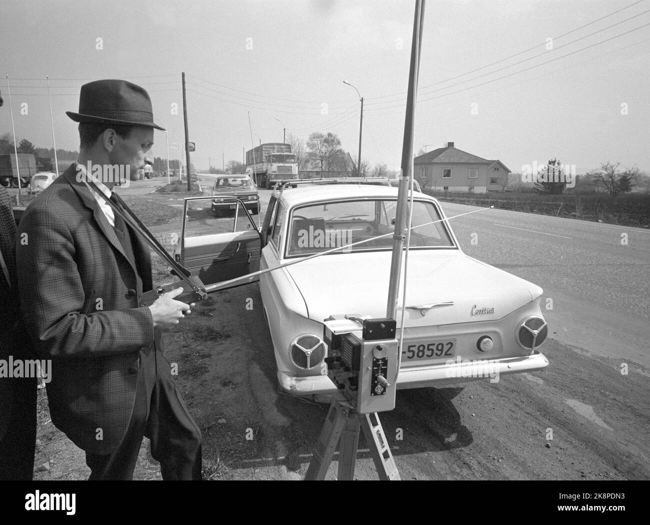 1969-05-12 « la police tente de nouvelles routes ». Makan pour maîtriser l'accélérateur n'a jamais été enregistré sur les routes de Vestfold. Mais ensuite, le contrôle à grande échelle de la police, appelé opération Sample County, a été complètement à l'avance dans la presse locale et dans la capitale. Tor Hvarnes du contrôle du bruit radio chez Telemark rapporté dans le Walkie-Talkien immédiatement l'appareil de mesure a enregistré le bruit au-dessus d'une certaine limite. Résultat: La police a arrêté la voiture à quelques centaines de mètres. Photo: Aage Storløkken / actuel / NTB Banque D'Images