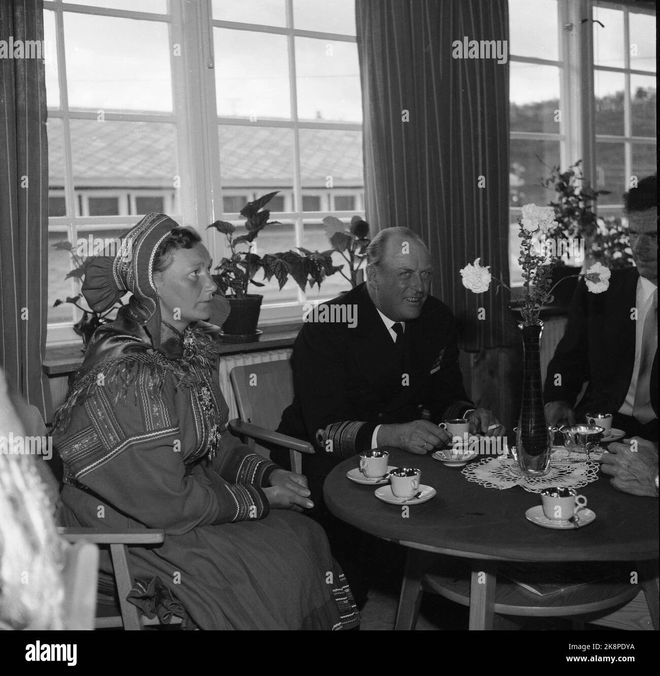 23 juillet 1959 Kautokeino. Le roi Olav et la princesse Astrid visitent le nord de la Norvège. Ici, le roi Olav est vu dans la conversation avec une femme même. Photo: NTB / NTB Banque D'Images