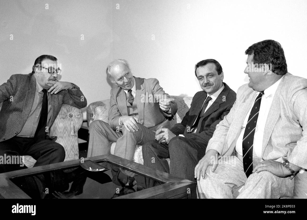 Tunis 19890130. Le ministre des Affaires étrangères Thorvald Stoltenberg (AP) voyage au Moyen-Orient. Ici avec ( photo: Bjørn Sigurdsøn NTB Banque D'Images