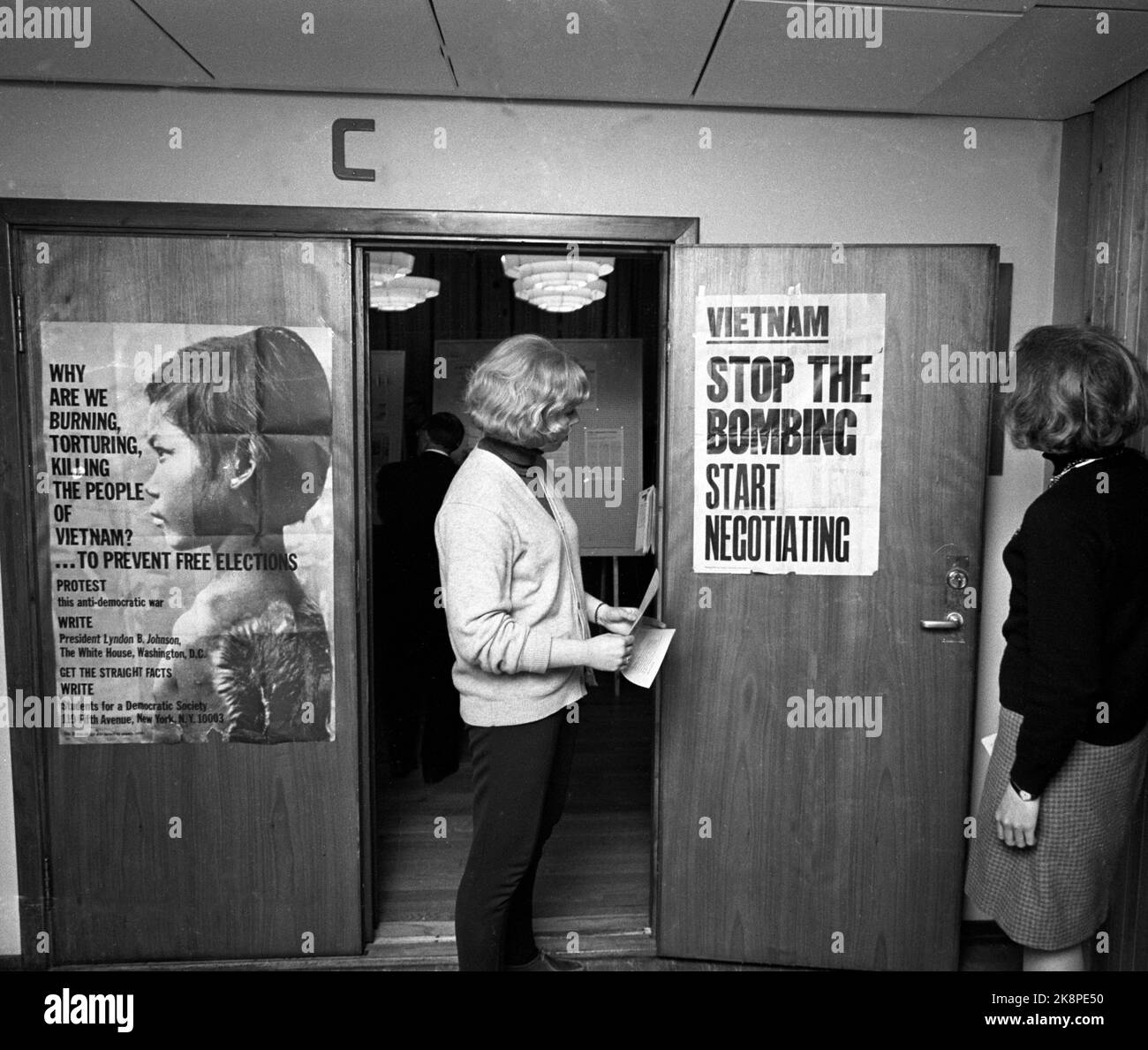 Oslo 196604. La communauté étudiante d'Oslo organise Teach-in sur le Vietnam dans la Maison du peuple. La réunion a duré 12 heures et n'a pas été terminée avant le dimanche matin. Dans l'une des petites salles de la Maison du peuple, il y avait des expositions de photos et de magazines avec des rapports du Vietnam, ainsi qu'une collection de pays en faveur du Vietnam. Photo Aage Storløkken / actuel / NTB Banque D'Images