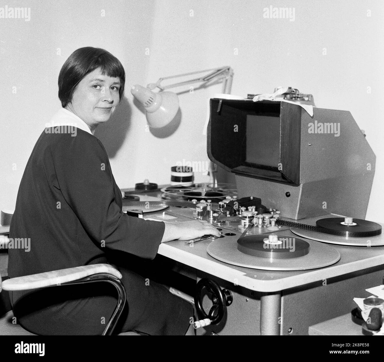 Oslo 19620912 Chef du département du film de NRK Rigmor Hansson Rodin. (1919 - 1992). Ici à une table de coupe / table de montage pour film. Photo: NTB / NTB Banque D'Images