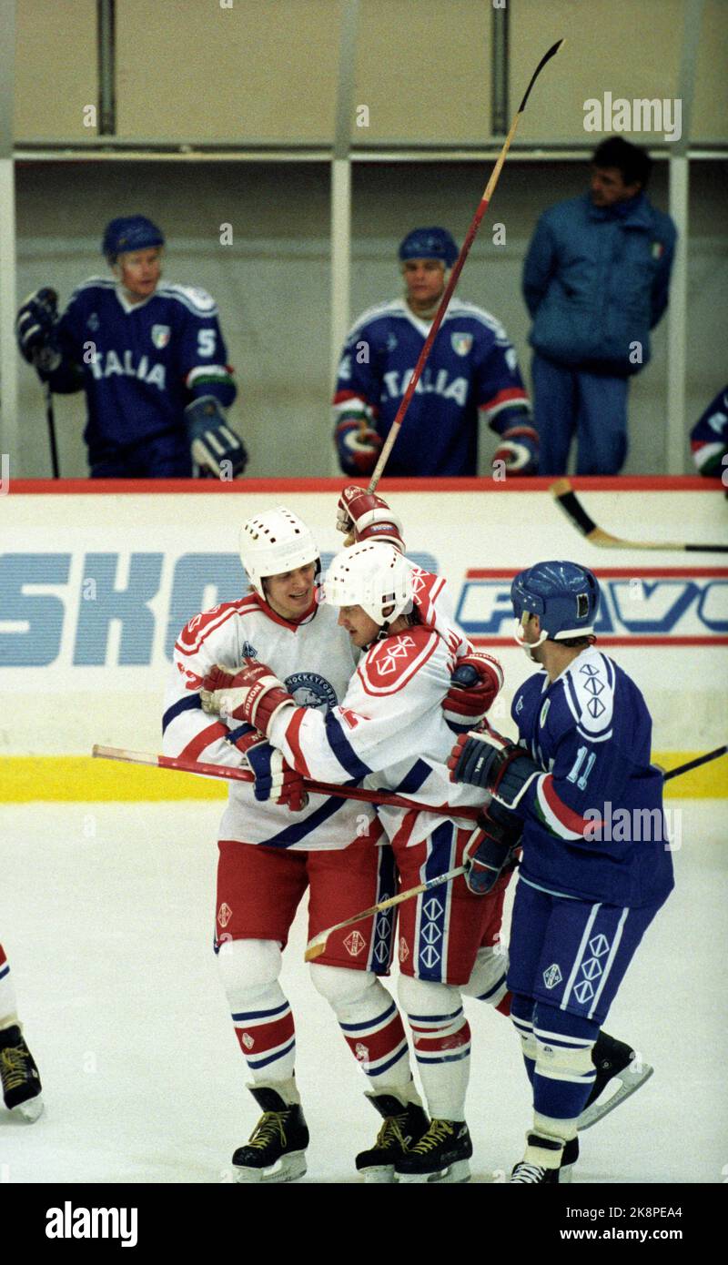 Lillehammer 19890331 coupe du monde de hockey sur glace en Norvège. Photo d'action de Kampen Norvège / Italie comme la Norvège a gagné 3-1. L'Ørjan Løvdal de Norvège est félicité après avoir créé le premier objectif de la Norvège. Photo: Inge Gjellesvik / NTB / NTB Banque D'Images