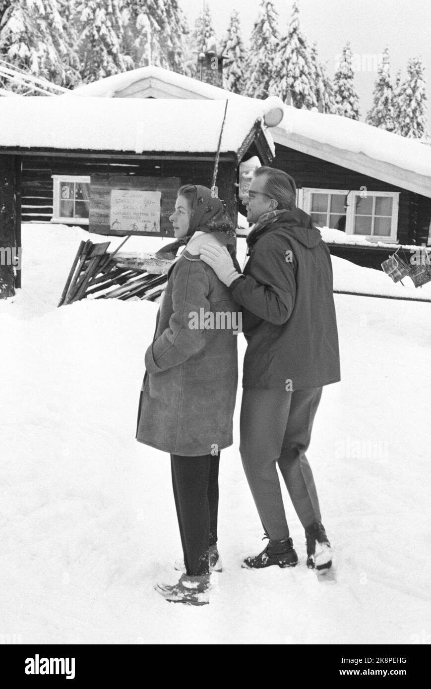 Oslo 19600109. L'acteur Ingrid Bergman avec son mari Lars Schmidt et les enfants Ingrid, Isabella et Robertino qu'elle a avec Roberto Rosselini est venu en vacances dans le bon hiver norvégien à Holmenkollen. Bergman n'a pas aimé les médias donc elle est restée la plupart du temps à l'intérieur. C'était sa première visite en Norvège depuis le procès des célébrités contre Roberto Rosselini. Dans un bref instant, Ingrid Bergman a été convaincue par son mari Lars Schmidt et était prête à poser pour les photographes. Photo: Storløkken / NTB Banque D'Images