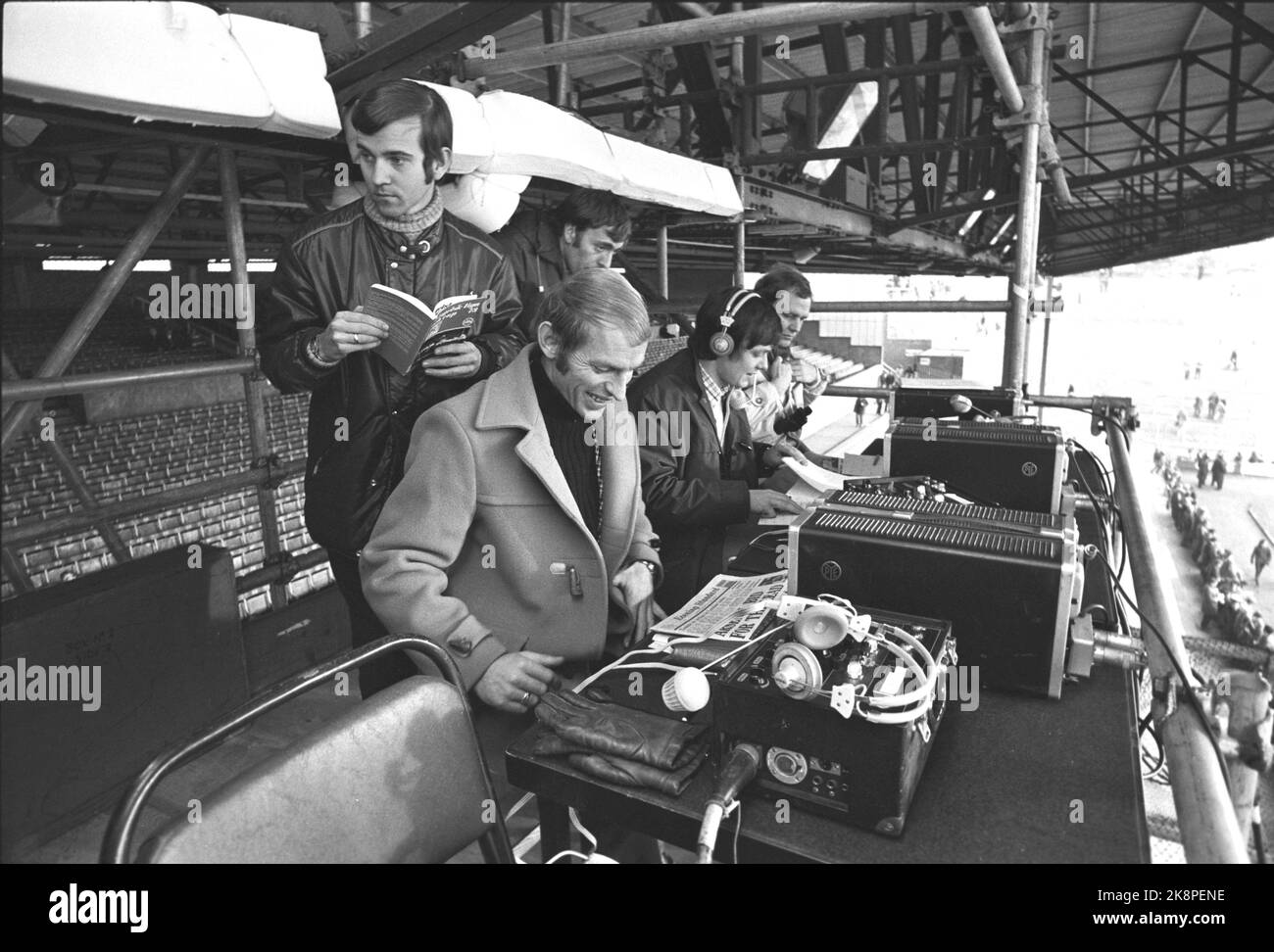 Selhurst Park, Londres 19721125. Journaliste sportif dans NRK Knut TH. Gleditsch en Angleterre pour commenter le match de basculement de samedi à la télévision. Chaque semaine, un des journalistes sportifs de la télévision se rend en Angleterre pour commenter le match. Nous suivons ici Knut TH. Gleditsch part d'Oslo jusqu'à ce qu'il soit de retour. Dans la photo dans la boîte de commentaire avec Rolf Hovden (retour) qui apprendra le travail. Photo: Aage Storløkken Current / NTB Banque D'Images