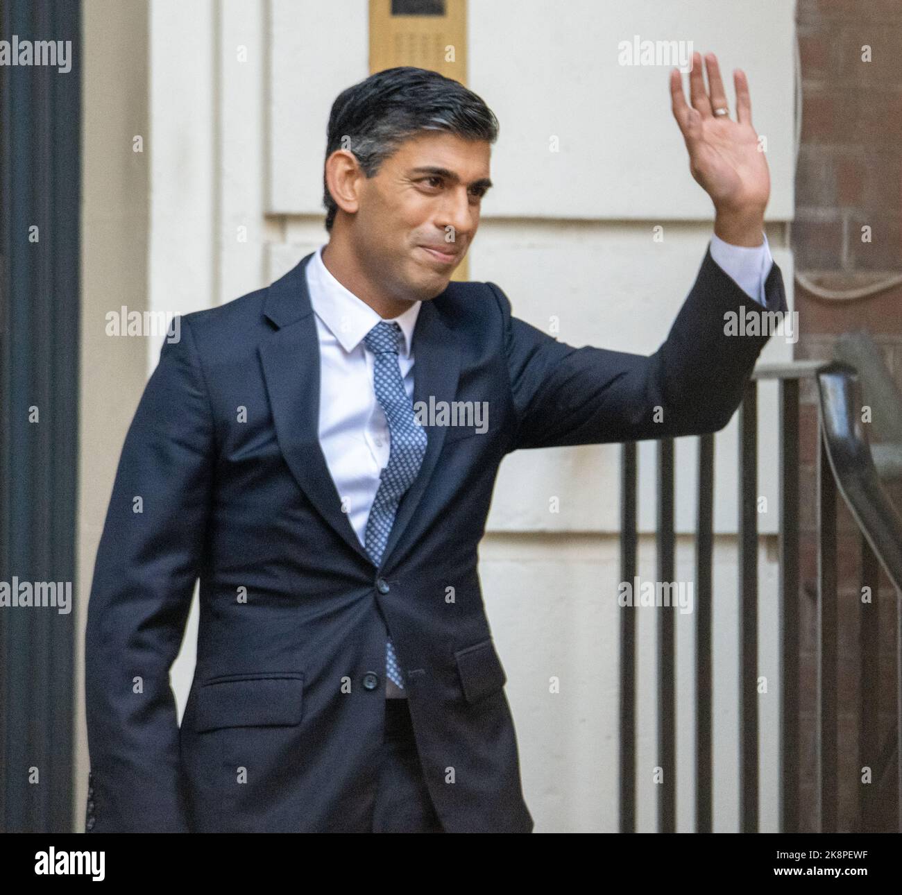 Londres, Royaume-Uni. 24th octobre 2022. Rishi Sunak, nouveau chef du parti conservateur, quitte le siège du parti conservateur Londres Royaume-Uni crédit: Ian Davidson/Alay Live News Banque D'Images