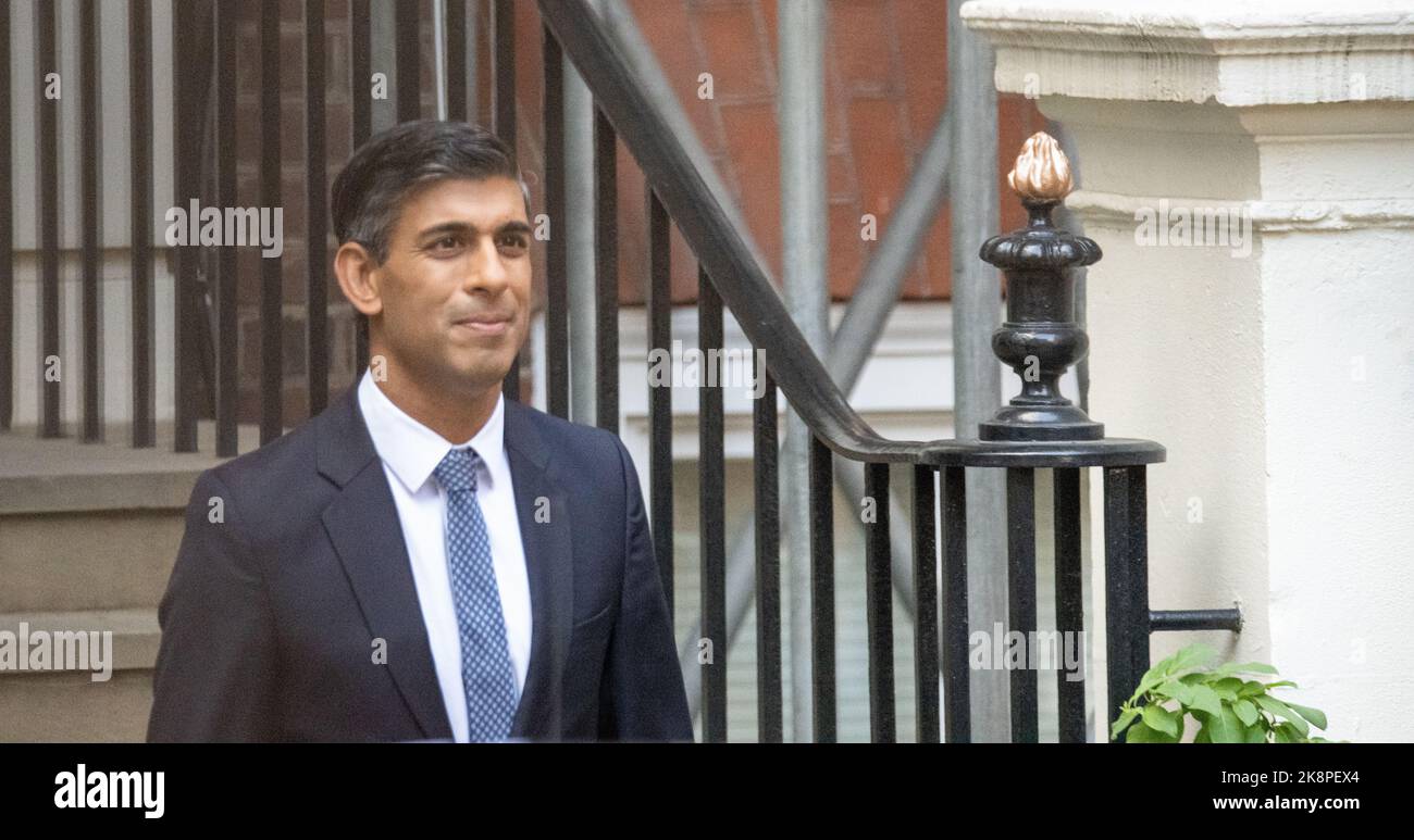 Londres, Royaume-Uni. 24th octobre 2022. Rishi Sunak, nouveau chef du parti conservateur, quitte le siège du parti conservateur Londres Royaume-Uni crédit: Ian Davidson/Alay Live News Banque D'Images