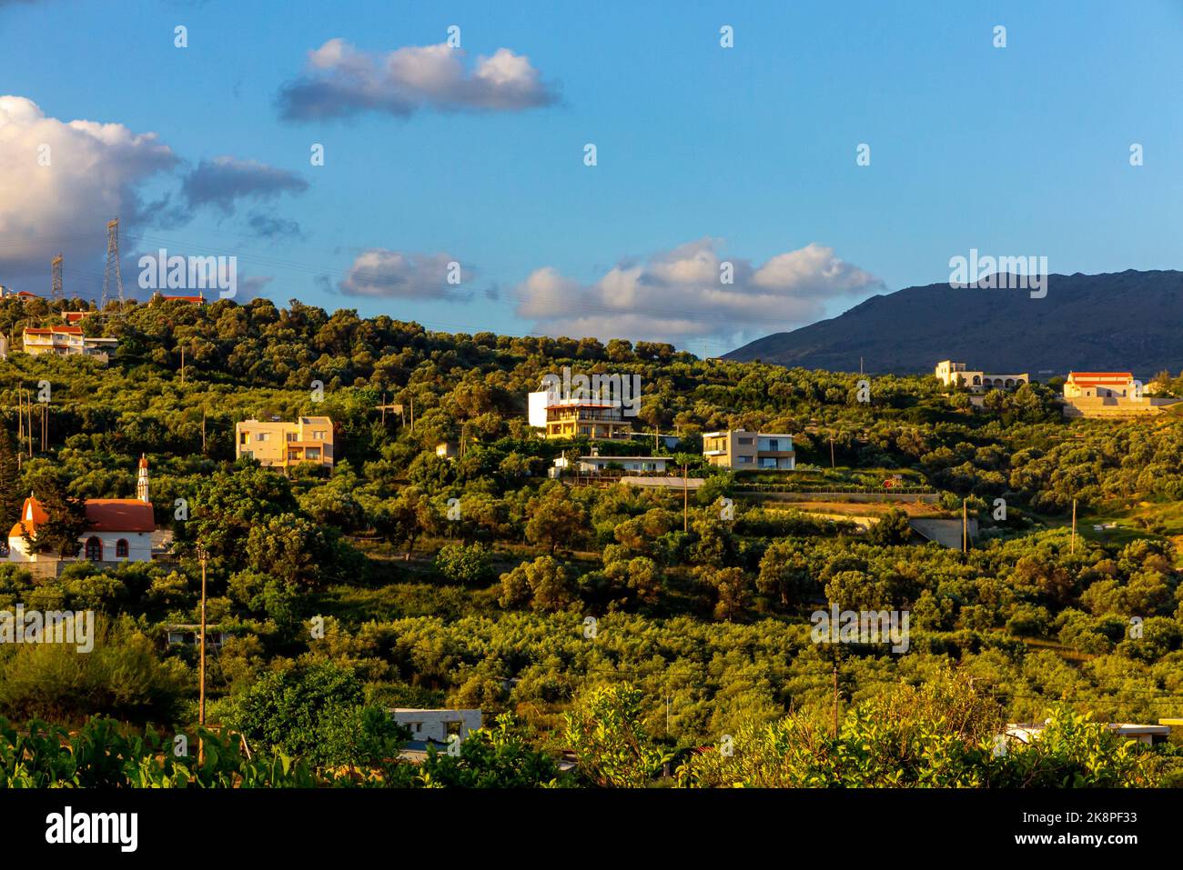 Maisons et arbres sur des collines près de Réthymnon en Crète une île grecque dans la mer Méditerranée. Banque D'Images