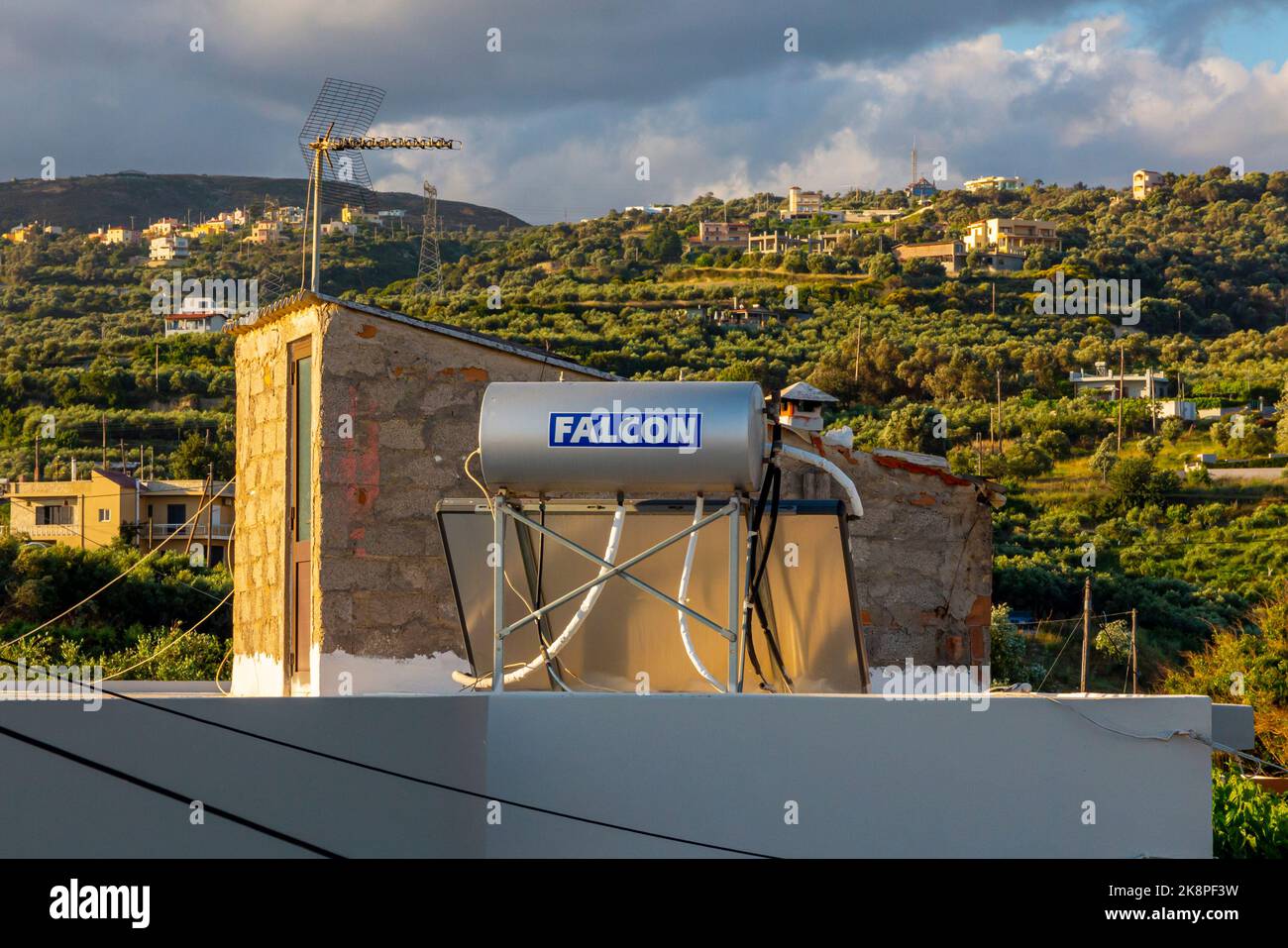 Chauffe-eau solaire sur le toit d'un immeuble près de Rethymnon en Crète une île grecque en Méditerranée. Banque D'Images