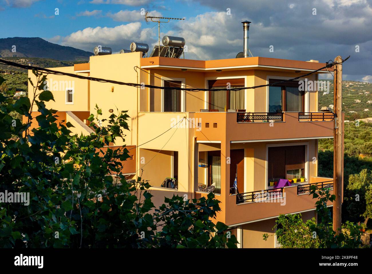 Appartements modernes près de Réthymnon en Crète une île grecque dans la mer Méditerranée. Banque D'Images