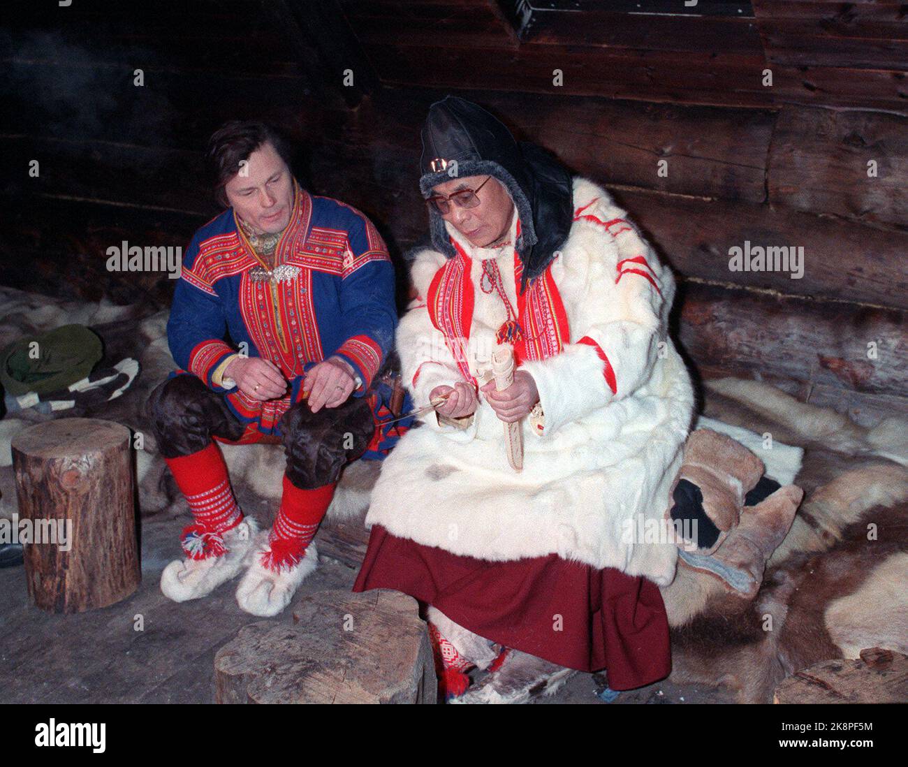 Karasjok 198912 : Prix Nobel de la paix 1989 au Dalaï Lama. La photo : le Dalaï Lama visite des Samis à Karasjok. Bien enveloppé dans des vêtements de peaux de rennes a achevé le Dalaï Lama un programme limité à Karasjok. Il était près de 40 degrés Celsius à Karasjok ce jour-là. Le Dalaï Lama a reçu son couteau personnel portant le nom gravé lorsqu'il, avec le chef sami Ole Henrik Magga, a visité une même vieille-vieille-vieille-vieille-vieille-vieille-vieille-mode. Photo: Eystein Hanssen. Banque D'Images