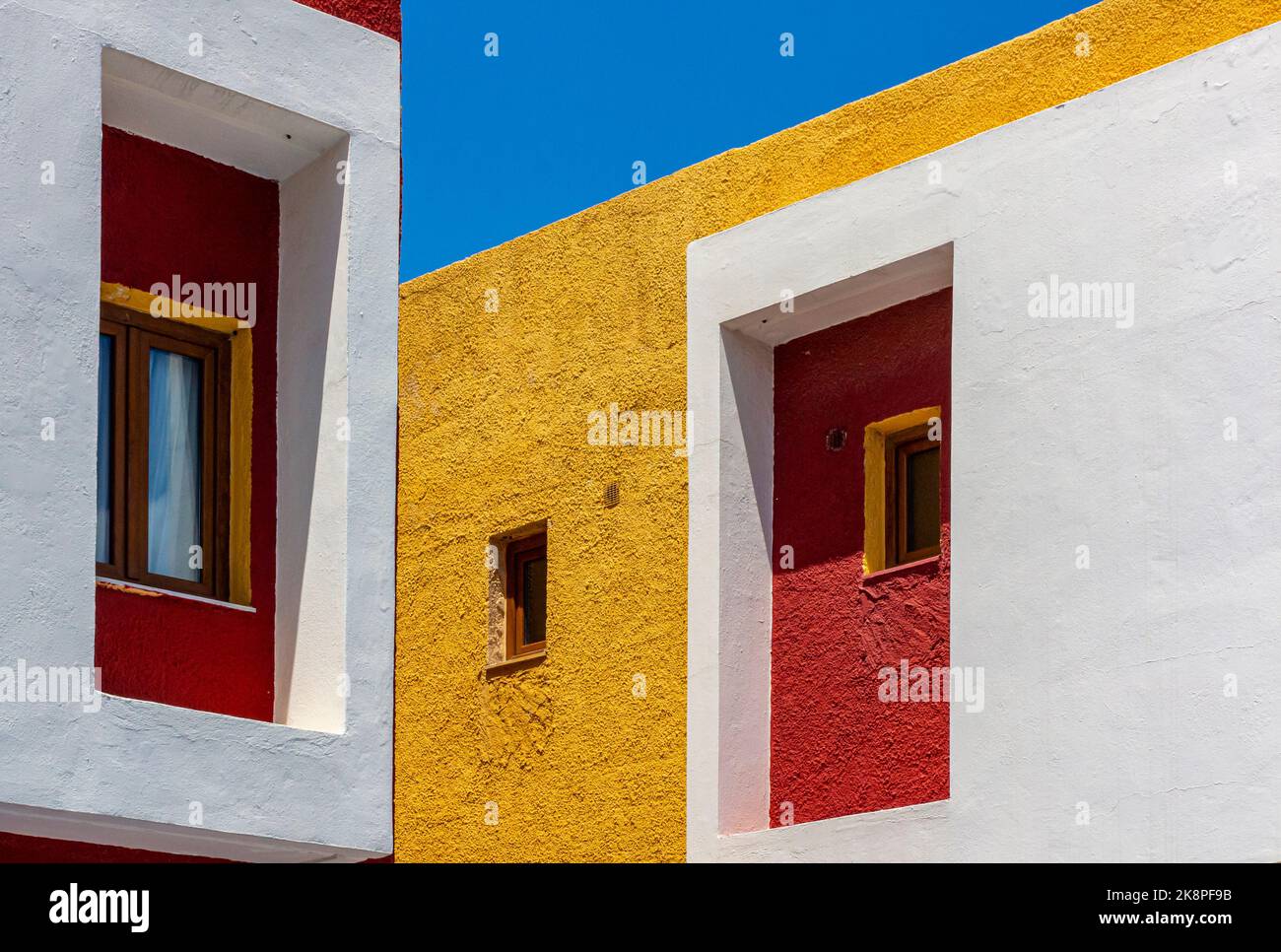 Appartements de vacances aux couleurs vives près de Rethymnon en Crète une île grecque dans la mer Méditerranée. Banque D'Images