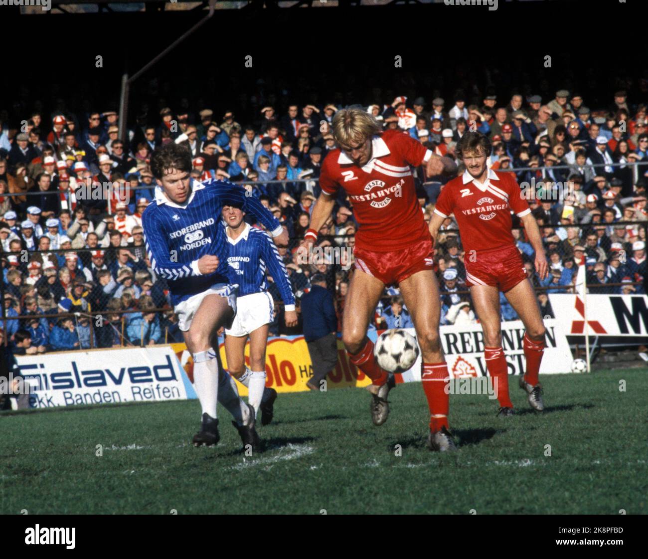 Oslo 19821024 football, coupe finale incendie - Molde 3-2, Stade Ullevaal. Le feu a remporté la finale de la coupe. Photo d'action du match, joueurs de feu en rouge et joueurs de Molde en bleu. NTB archive photo Svein Hammerstad / NTB Banque D'Images