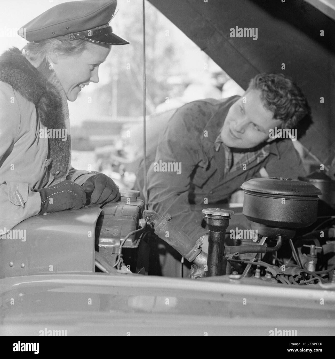 Oslo, 1956. La première femme chauffeur de taxi de Norvège, Mme Magna Hansen. Elle a subi des cours de moteur et connaît bien le moteur du manuel. Mais Per Hansen doit encore intervenir lorsque le tuyau de toiture tricheur. Le magazine photo a été « testé » avec le chauffeur et a découvert qu'elle avait une petite pièce sur « Upper Washing » et « Little Strandgate », mais qu'elle avait « fait une maison pleine avec sa connaissance de Dalehaugen - une petite route insignifiante entre Enebakkveien et Galgeberg ». « Aller simple, laissez la dame aller plus loin ». Photo: Actuel / NTB Banque D'Images