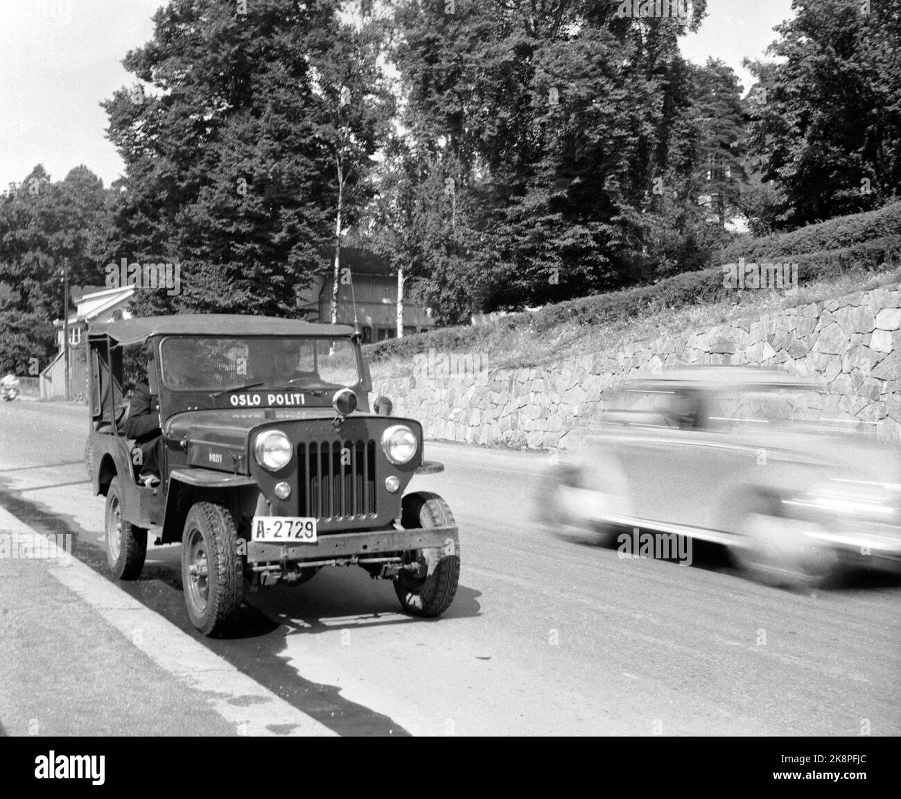 Oslo 19540729 le ministère de la Justice ordonne des contrôles fréquents de la circulation afin d'assurer une diminution du nombre toujours croissant d'accidents sur les routes. Voici un contrôle de la circulation, un type de voiture de police de Jeep marqué Oslo police se tient sur la route tandis qu'une voiture se précipite au-delà. Photo: NTB / NTB Banque D'Images