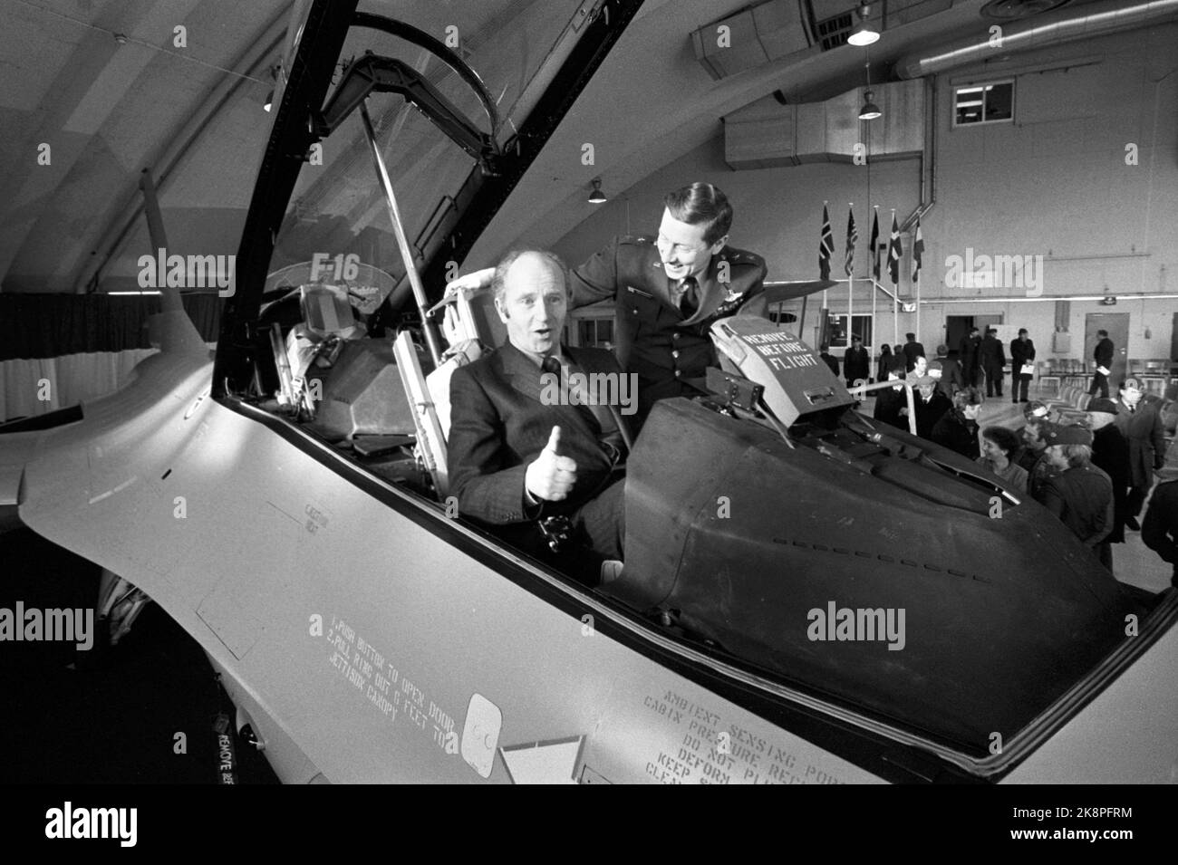 Rygge 19800125. Échantillon du ministre de la Défense, Thorvald Stoltenberg (AP), dans le poste de pilotage du premier F-16 livré officiellement en Norvège. Stoltenberg reçoit des instructions du juge d'appel général principal Abrahamson de l'armée de l'air américaine. Photo : Erik Thorberg NTB Banque D'Images