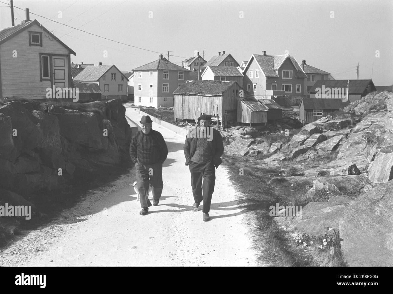 Ona 19720617. Le village de pêcheurs sur la côte de Romsdal est à une distance satisfaisante de tout ce qui a à voir avec les tracas et la ruée. Beaucoup ont quitté Ona ces dernières années. La troisième partie des maisons est vide. Pourtant, il y en a qui ne quittera jamais l'île. À propos de. Deux cents personnes vivent ici aujourd'hui. Le phare d'Ona est l'un des plus célèbres gars de la côte, qui décharge les gens de mer par une LED dangereuse. Photo: Sverre Børretzen courant / NTB Banque D'Images