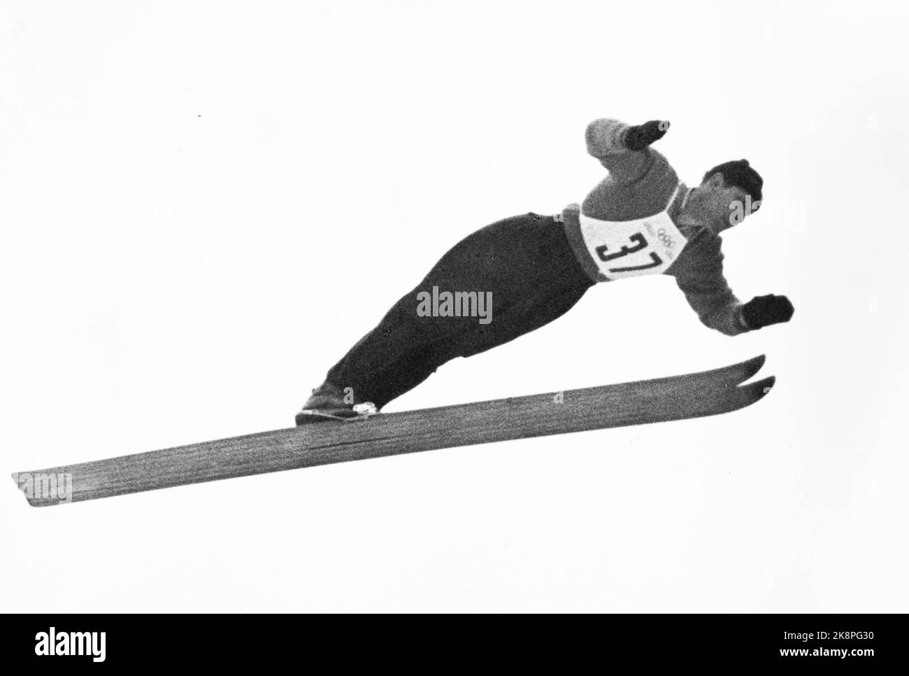 Jeux olympiques d'Oslo 1952. Sautez en pente normale, à Holmenkollbakken. Sauts en vol stationnaire: Suédois Karl Holmström a sauté à une médaille de bronze. Photo: NTB / Archive Banque D'Images
