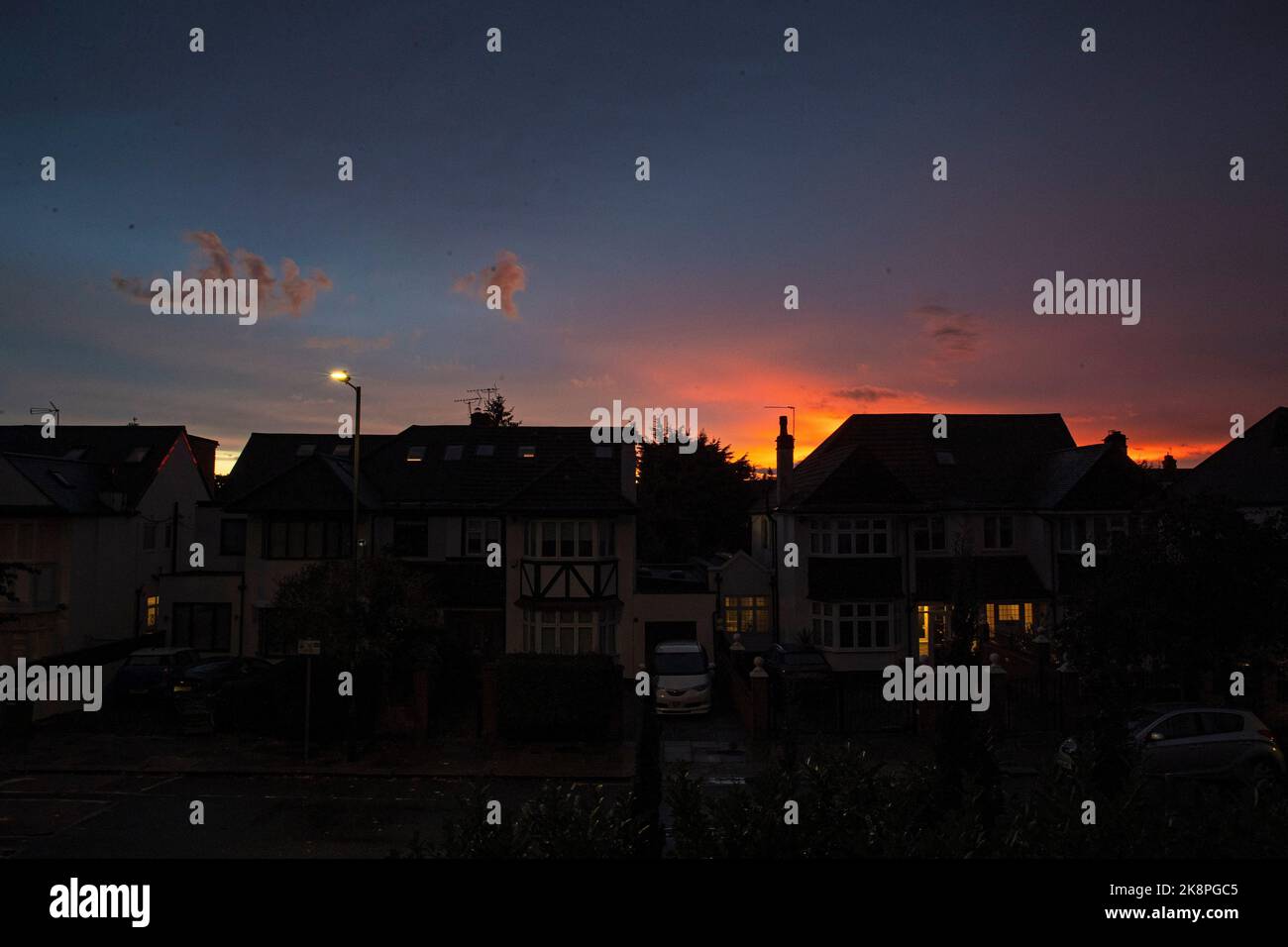 Le soleil se couche sur l'ouest de Londres laisse une teinte bleue et orange dans le ciel Banque D'Images