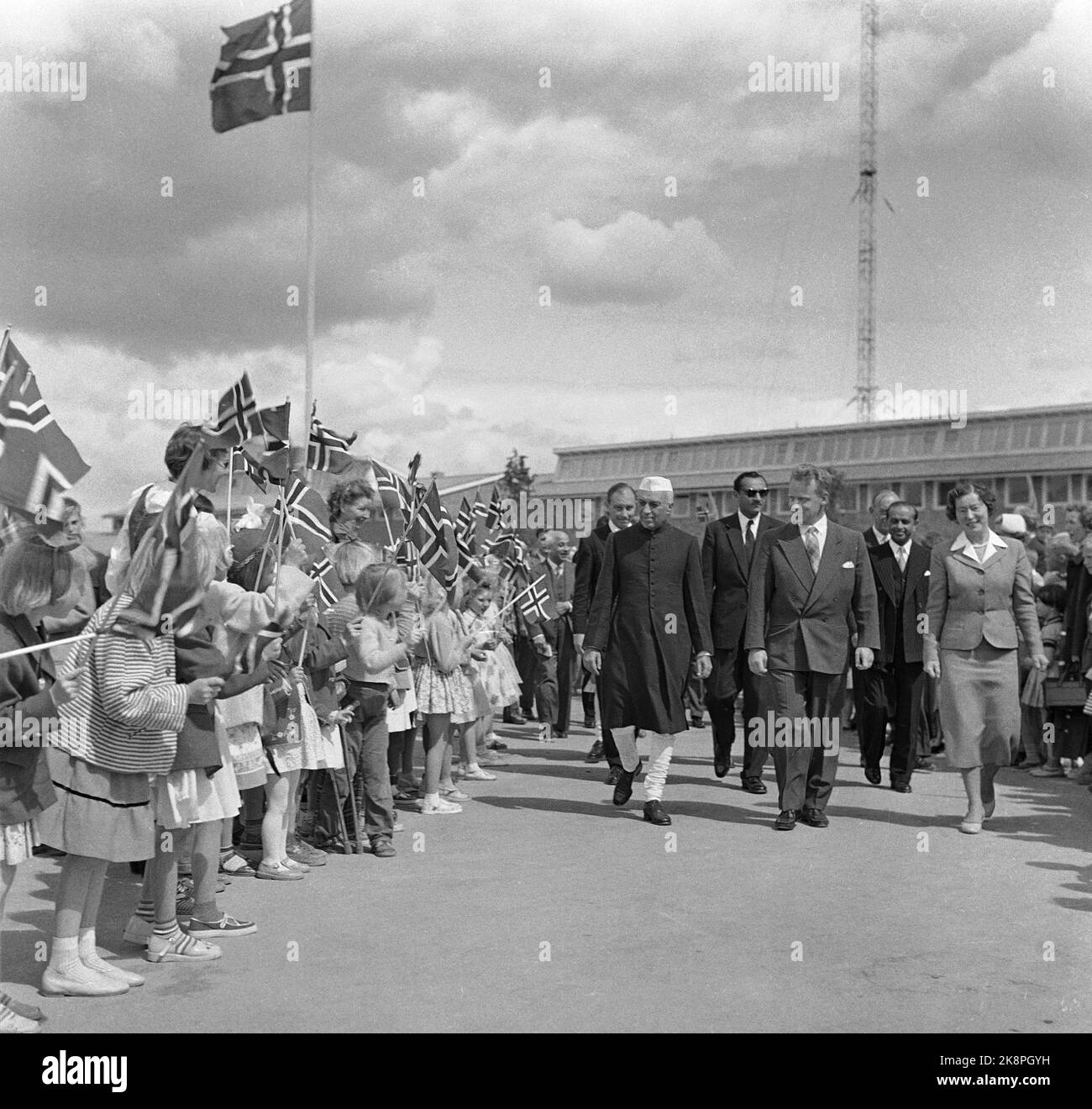 29 juin 1957 d'Oslo. Le Premier ministre Jawaharlal Nehru, originaire de l'Inde, charme les Norvégiens. Ici, il est accueilli par de nombreux enfants qui agitent des drapeaux norvégiens. Photo: NTB / NTB Banque D'Images