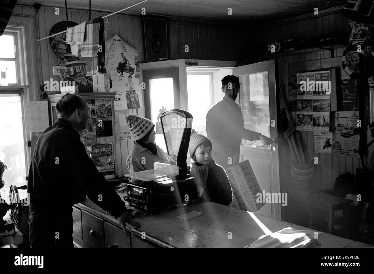 Rukkedalen à Hallingdal 1963 de l'ancien marchand de terres à Rukkedalen à Hallingdal. Krambu. Commerce de pays. Propriétaire Arne S. Eidal derrière le comptoir. Enfants devant le comptoir. Le client entre dans le magasin. Lumière ambiante. Photo: Sverre A Børretzen / actuel / NTB informations complémentaires: Eidal Landhandel à Rukkedalen a été élu au Millenium pour Nes à Buskerud en l'an 2005. Banque D'Images