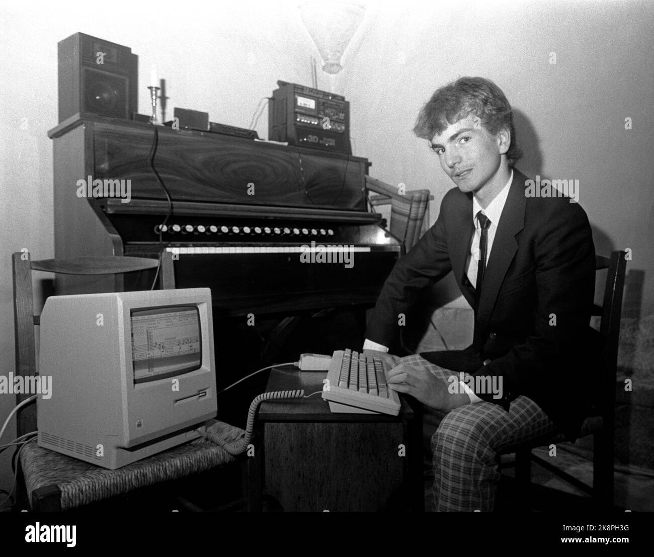 Bergen 19881002 l'âge des données a atteint l'église. Quand la chapelle Nonnesæter de 700 ans s'est soudainement levée sans organiste, les bons conseils étaient chers, mais le fils Ingvald Saume, un prêtre de 15 ans, a programmé les hymnes du culte sur son ordinateur, et ainsi le problème organiste a été résolu. Ici se redresser avec l'ordinateur et l'organe en arrière-plan. Photo: Torolf Engen / NTB / NTB Banque D'Images