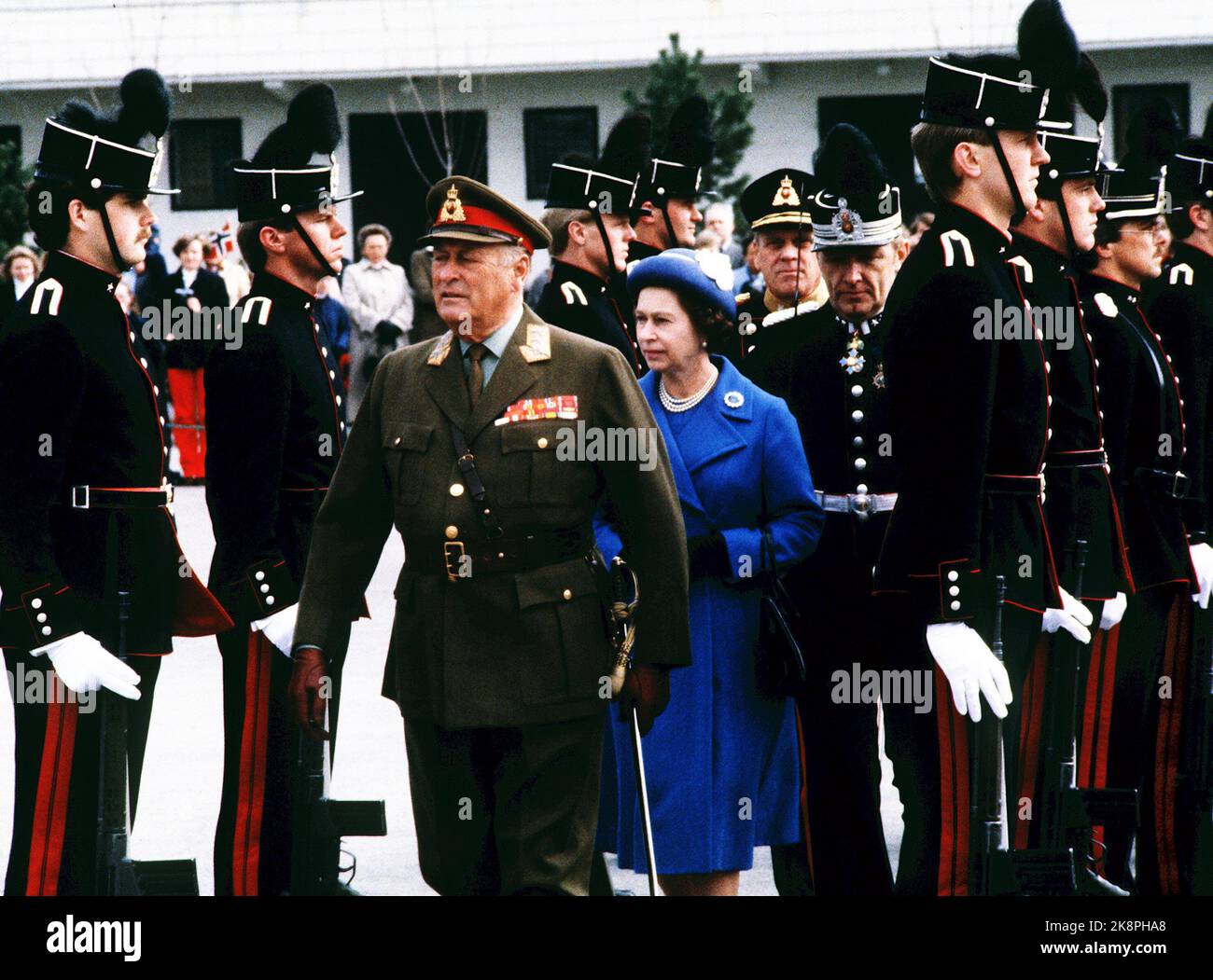 Oslo 19810507. La reine Elizabeth en Norvège avec son mari le prince Philip. La reine Elizabeth et le roi Olav sont montrés autour de l'école de guerre. La reine dans le manteau bleu et le chapeau. Photo: Knut Odrås / NTB / NTB Banque D'Images