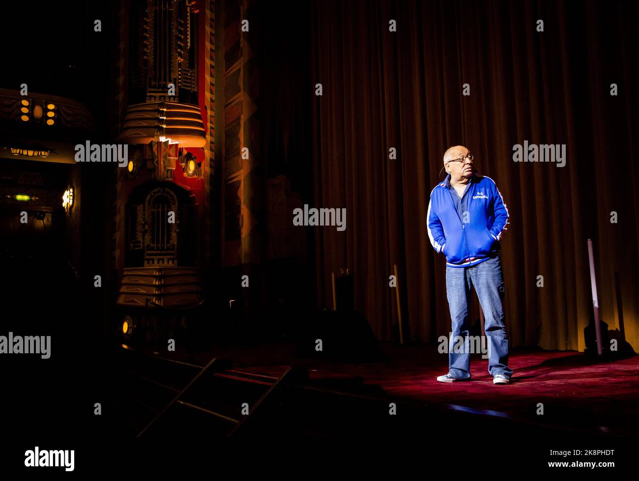 2022-10-24 17:13:50 AMSTERDAM - comédien Youp van 't Hek pendant la répétition dans le Théâtre Royal Tuschinski. Le Van 't Hek, 68 ans, présente sa performance d'adieu de Laatste ronde! deux soirées au cinéma. ANP SEM VAN DER WAL pays-bas sortie - belgique sortie Banque D'Images