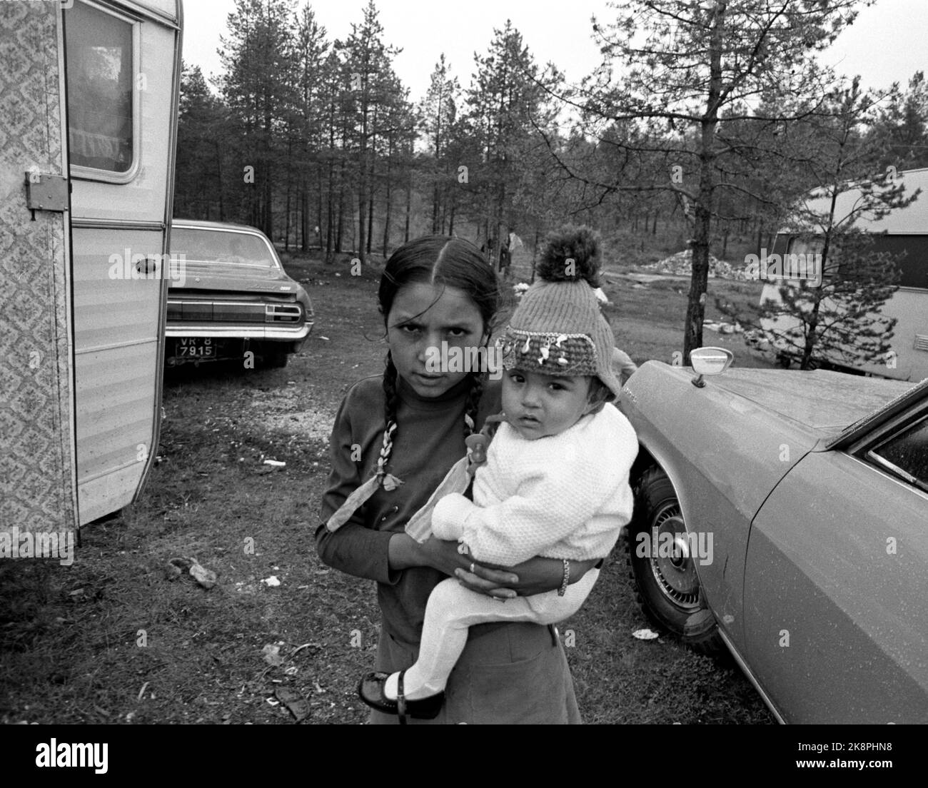 197206. Enfants dans les camps tziganes de l'Innhavet. La Compagnie tzigane de 65 Tsiganes apatrides, qui sont venus en Norvège de Finlande sans permis d'entrée, a été expulsée et transportée hors du pays avec des cartes de police. Photo Åge Storløkken / actuel / NTB Banque D'Images