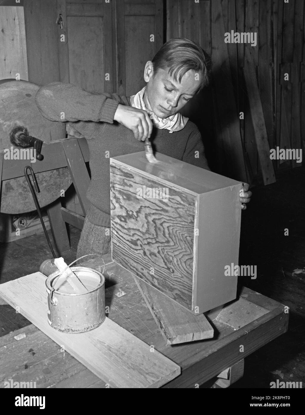 Oslo 19470111 Par jour à l'école Bjølsen. Concours national pour les enfants dans les écoles primaires norvégiennes. Photos de l'environnement de l'école Bjølsen. Garçon dans la chambre d'artisanat. Peinture d'un tiroir. S'est écrasé. Concentré. Photo: Actuel / NTB NB !! L'image n'est pas traitée !! Banque D'Images