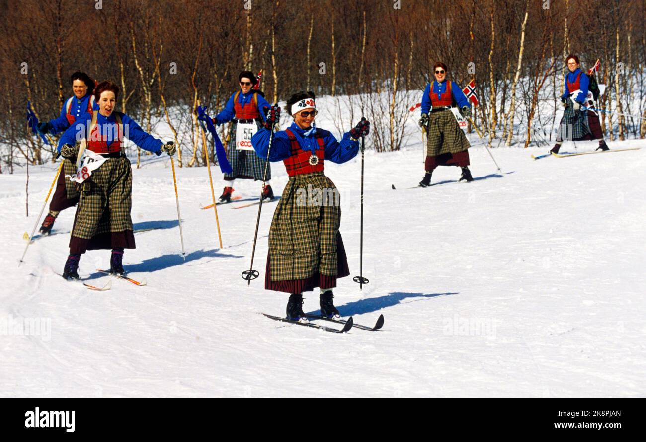 10 avril 1993 Sikkilsdalen. Le couple royal célèbre Pâques. Ici la reine Sonja à Skirenn, 'Kjerringleppet'. Photo; Lise Åserud / NTB / NTB Banque D'Images