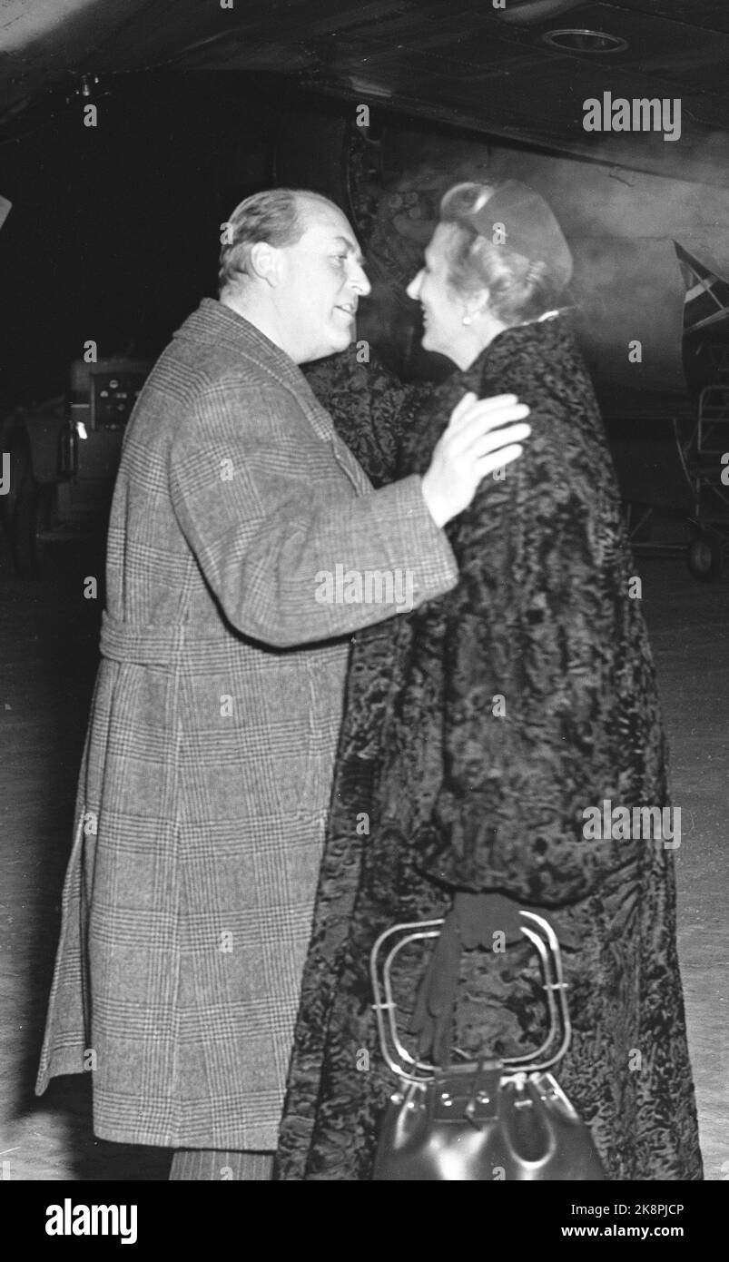 Gardemoen 19530125. La princesse Märtha, la princesse Astrid et la princesse Ragnhild viennent en Norvège. À l'aéroport de Gardemoen, ils ont été accueillis par le prince héritier Olav, le prince Harald et le roi Haakon. Le prince héritier Olav et la princesse Märtha étaient heureux de se revoir. Crown Princess Märtha avec saut à la fourrure et chapeau. Photo: Archives NTB / NTB Banque D'Images