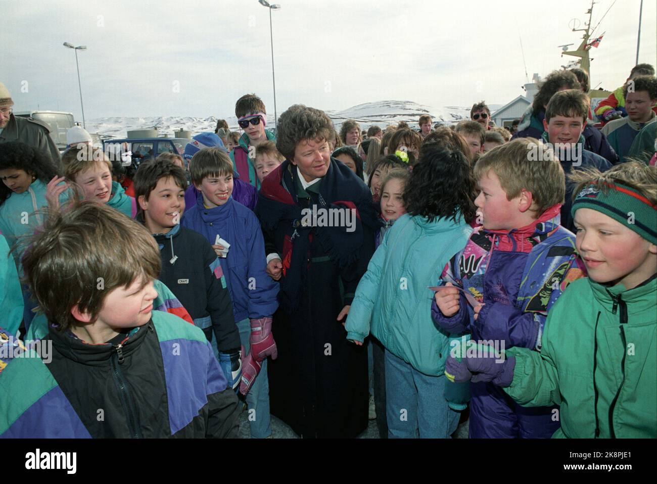 Båtsfjord, Finnmark 19910405. Le Premier ministre Gro Harlem Brundtland visite Finnmark en compagnie du vice-président de la Commission européenne, Frans Andriessen, qui est responsable des négociations entre la ce et les pays de l'AELE sur un accord EEE. Sur la photo, le premier ministre est entouré de jeunes Finnmarks. Photo: Bjørn Sigurdsøn / NTB Banque D'Images