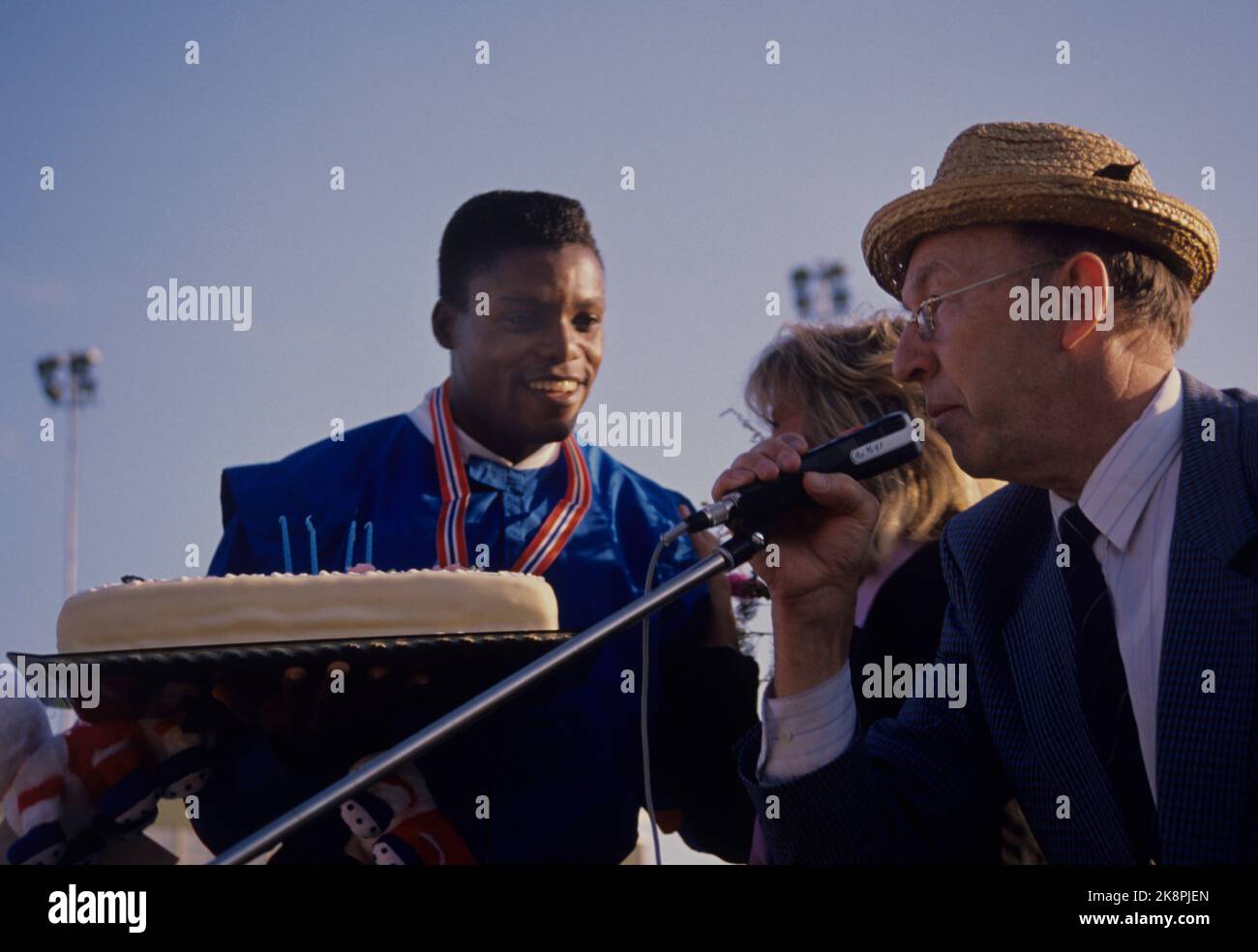 Oslo 19890701 Bislett Games, ici Carl Lewis et Arne Haukvik avec chapeau de paille. Photo: Olav Olsen / NTB Banque D'Images