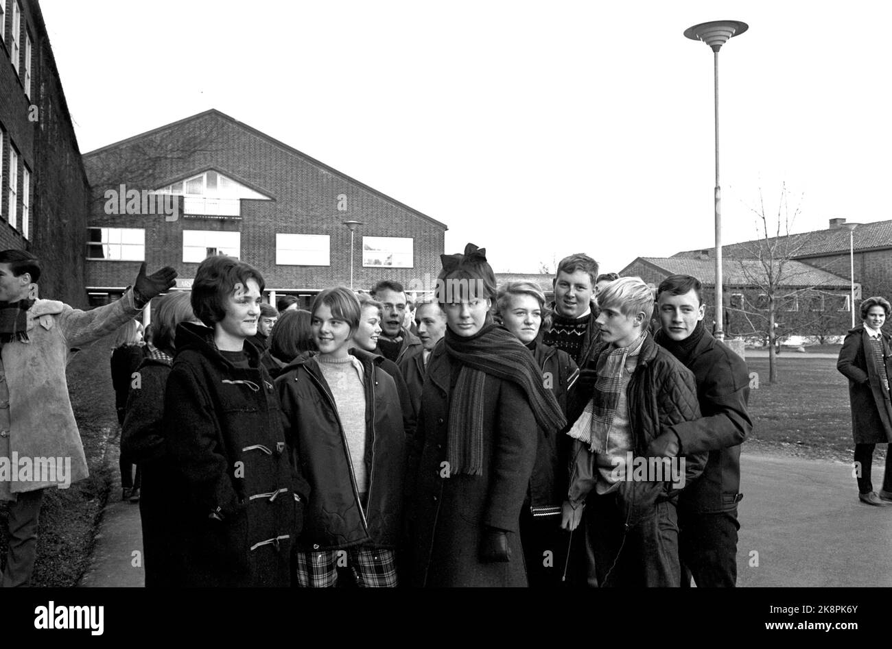 Le 1965 novembre en visite au jeune artiste 16 ans Åse Kleveland à Strømmen. Ici elle est avec des camarades de classe. Photo: Sverre A. Børretzen / actuel / NTB Banque D'Images
