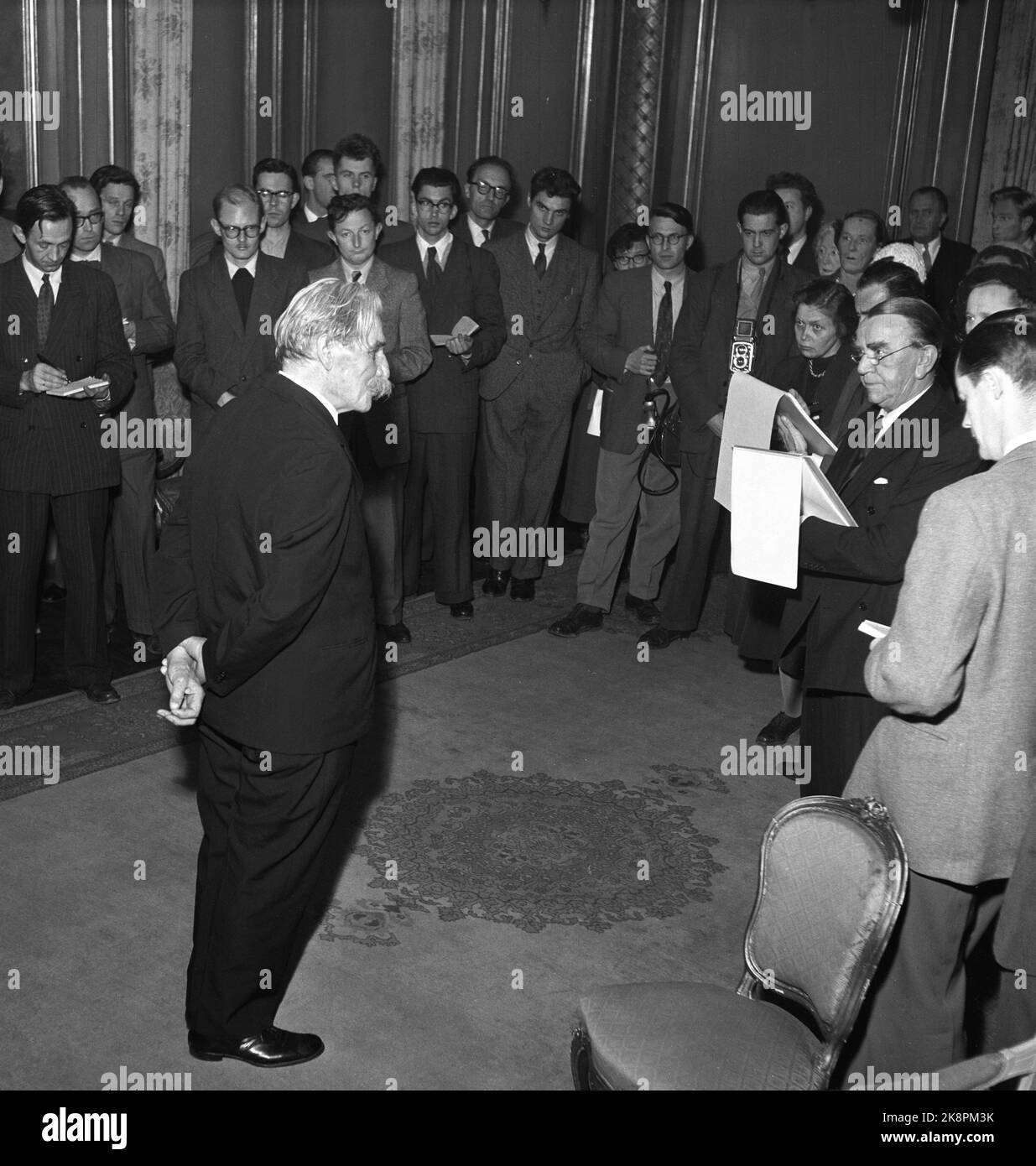 Oslo, novembre 1954. 'Albert Schweitzer, som kom à Oslo 2. nov. Pour škvittere pour fredspreved med den obligatoriiske Nobel-talen, må ha følt varmen strømme mot seg helt fet øyeblikk han satte foten på perrongen på Østbanen. Utenfor stasjonen var det nesten comme folksomt som når en idrettsstjerne kommer hjem. Folk trengte seg på for šfå et glimt av denne store humanisten fafrikas urskog, mannen som ga avkall på den strålende karrière han rike intellektuelle og kunstneriske utrustning hadde sikret Ham, for slåss sykner sket skog skog skog skog slås slås burning. . Banque D'Images