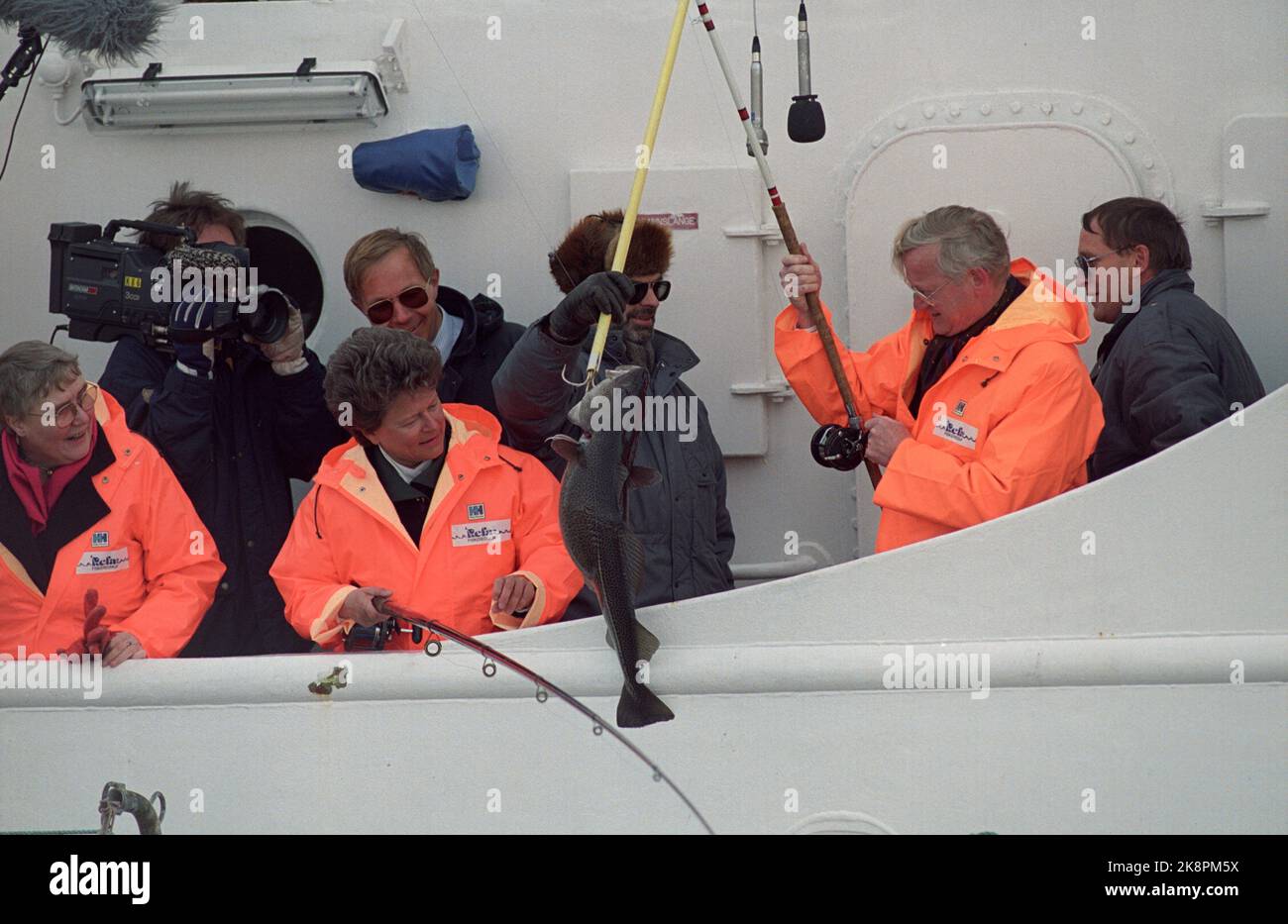 Båtsfjord, Finnmark 19910405. Le vice-président de la Commission européenne, Frans Andriessen, visite Finnmark avec le Premier ministre Gro Harlem Brundtland. ANDRIESSEN est responsable des négociations entre la ce et les pays de l'AELE sur un accord EEE. Sur la photo, ils sont en voyage de pêche dans une ferme de pêche à la morue pour la morue à l'extérieur de Båtsfjord. Par exemple : la ministre des Pêches, Oddrun Pettersen, Gro Harlem Brundtland et Frans Andessessen, qui ont reçu un gros poisson. Photo: Bjørn Sigurdsøn / NTB Banque D'Images