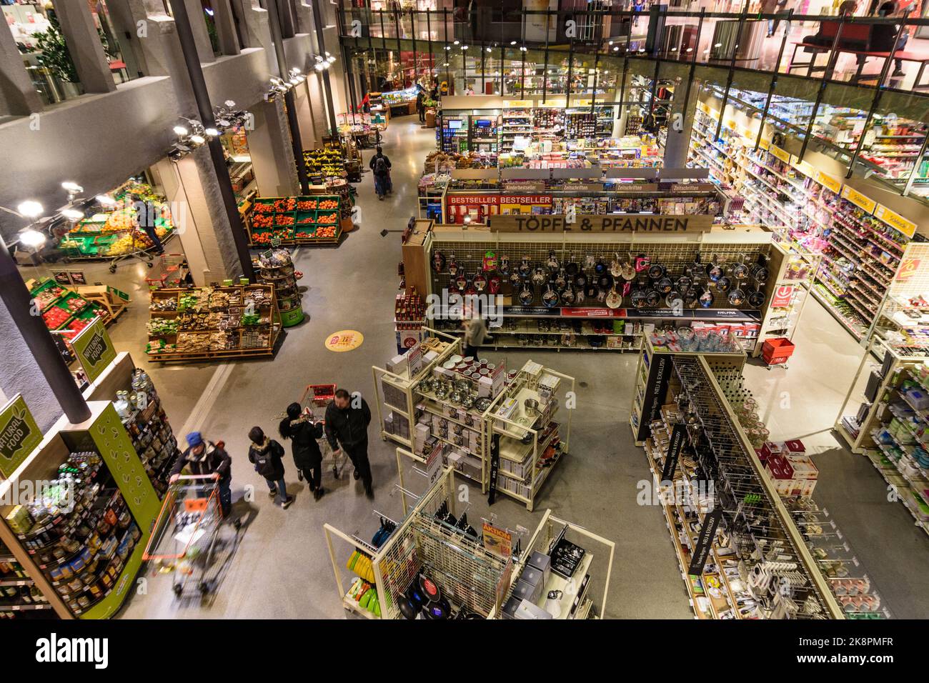 Wien, Vienne : supermarché Interspar hypermarché, magasin de restauration, dans le centre commercial du 19 e trimestre. Döbling, Wien, Autriche Banque D'Images