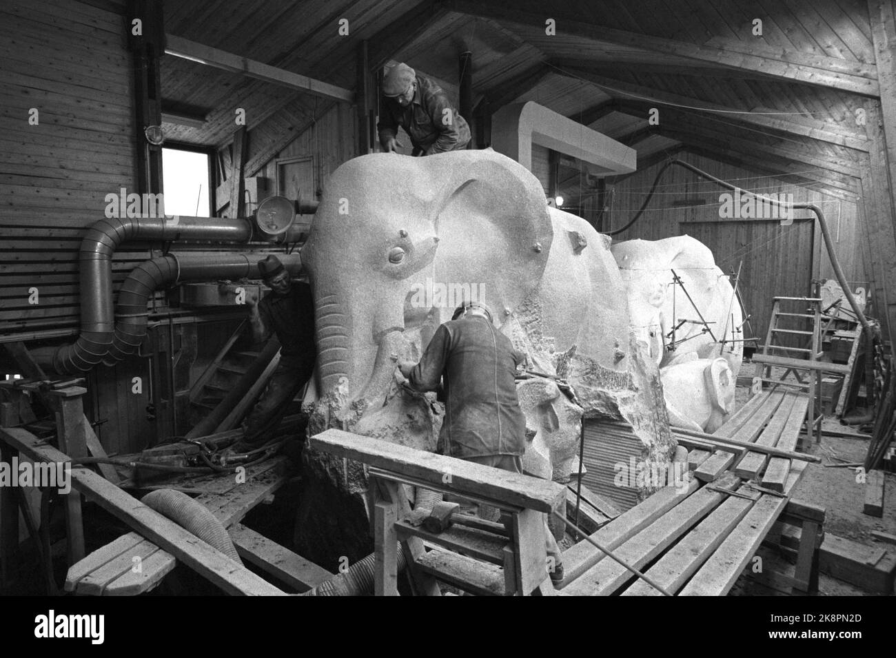 Oslo 1962 sur la sculpture en pierre A/L, l'atelier de robinetterie norvégien sur Abildsø, un éléphant avec des enfants pousse d'un énorme rocher. Le groupe d'éléphants va dans un jardin zoologique de Philladelfia. Le poids est de 35 tonnes - nouveau record américain. La pierre est de Tjølling à Larvik et pesait 100 tonnes à son époque. Photo: Ivar Aaserud / courant / NTB Banque D'Images