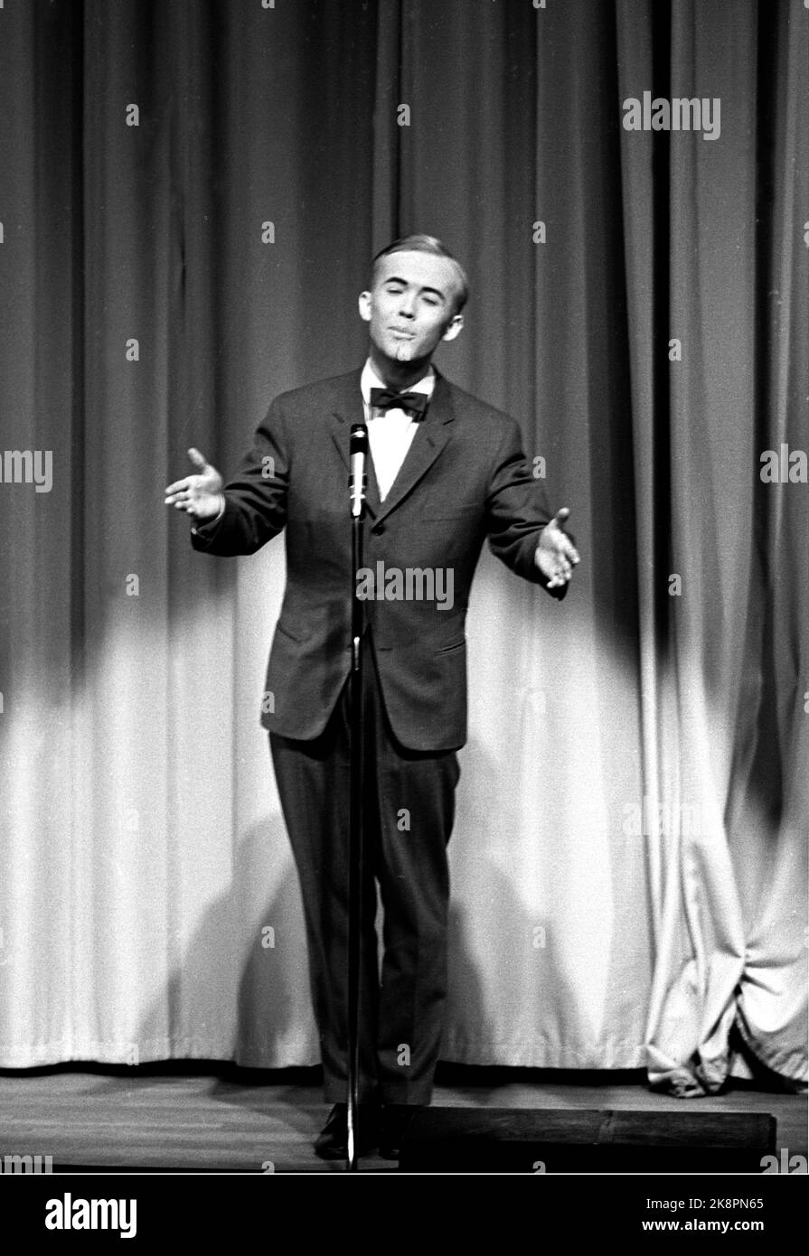 Oslo Dag Frøland, 1964 19 ans, est un multitalent. L'étoile de révision qui écrit et exécute ses propres spectacles va maintenant dire Au revoir à la vie revue et se concentrer sur les études médicales, comme un présenteur est en train de passer l'examen. Ici Frøland sur scène au Chat Noir où il réalise un de ses propres spectacles. Photo: Storløkken / actuel / NTB Banque D'Images