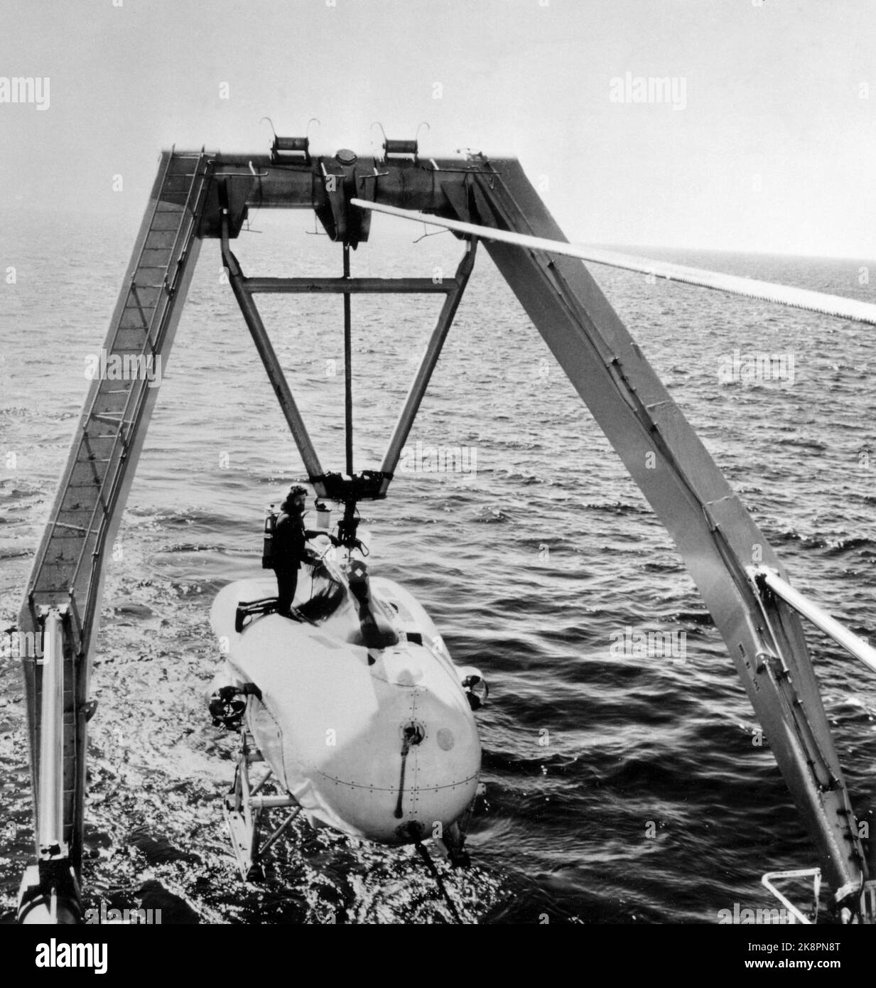 Stavanger 19771225: La plupart des hélicoptères Sikorsky du service d'hélicoptère qui s'est écrasé dans la mer sur son chemin de Stavanger au champ d'Ekofisk est élevé par le navire spécial Borgholm. Toutes les 12 à bord ont péri dans l'accident. NTB / NTB Banque D'Images Stavanger 19771225: La plupart des hélicoptères Sikorsky du service d'hélicoptère qui s'est écrasé dans la mer sur son chemin de Stavanger au champ d'Ekofisk est élevé par le navire spécial Borgholm. Toutes les 12 à bord ont péri dans l'accident. NTB / NTB Banque D'Images